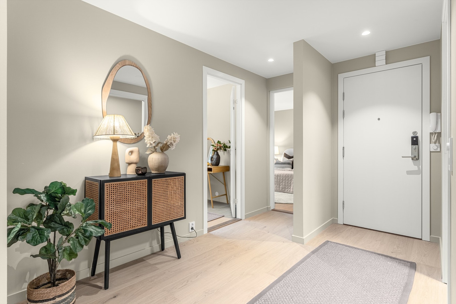 Arbeidet har gjennomgående høy kvalitet og dette merkes allerede ved ankomst. Entreen har plass til garderobemøblement Galleribilde