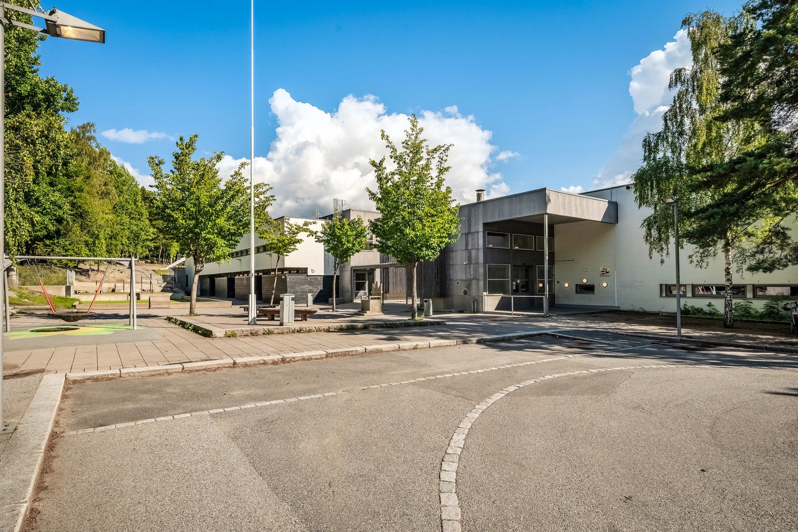 Boligen sogner til Kastellet barne- og ungdomsskole, som er en meget populær skole Galleribilde