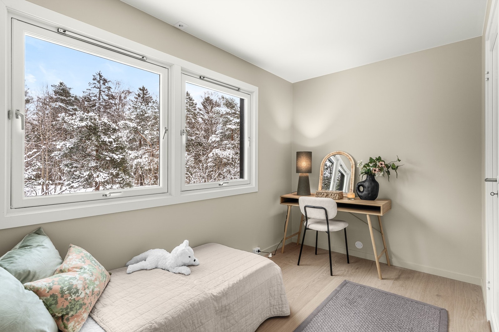 Her er det fin plass til skrivebord Galleribilde