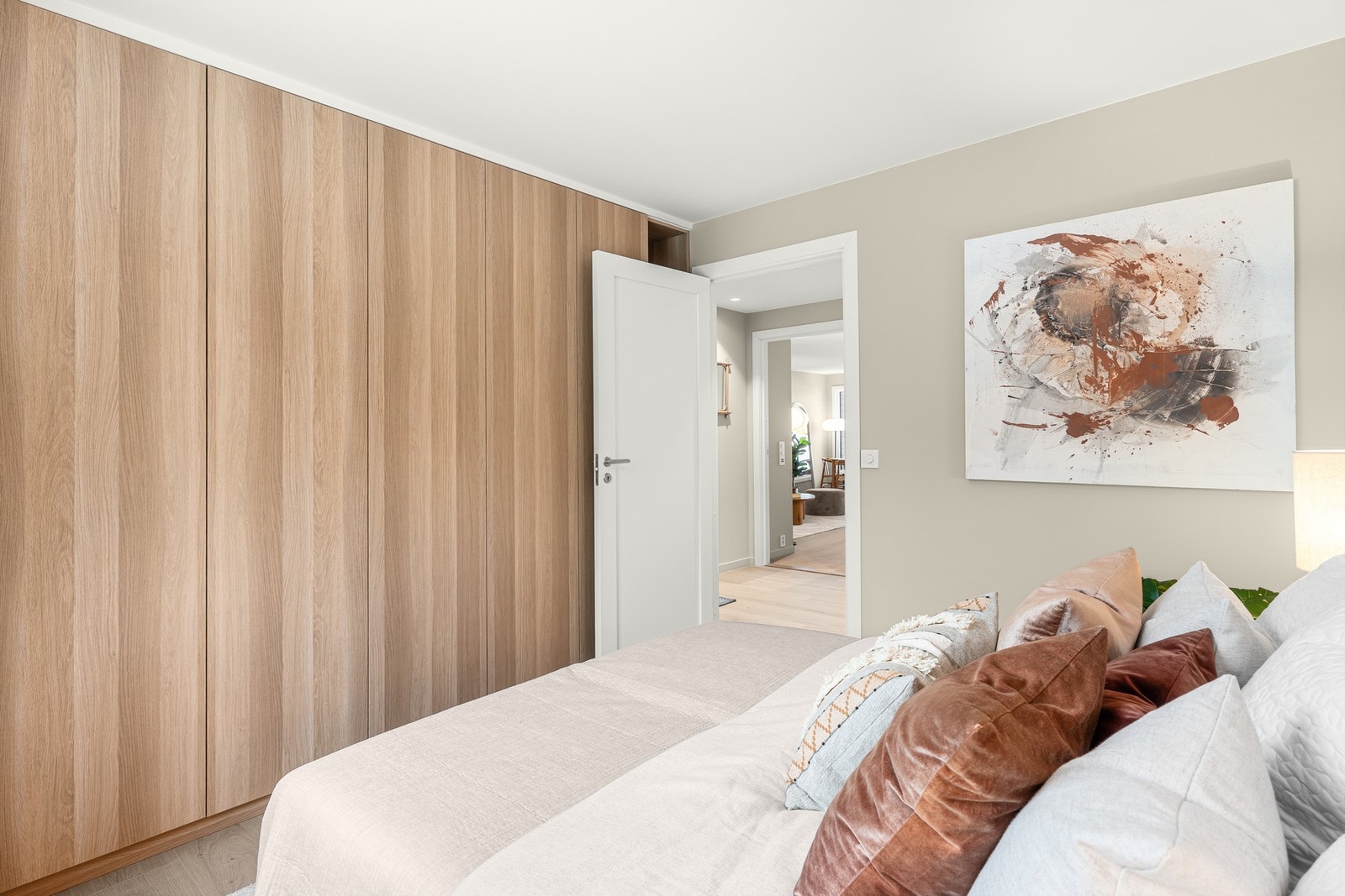 Hovedsoverommet har plassbygd garderobeskap langs den ene veggen Galleribilde