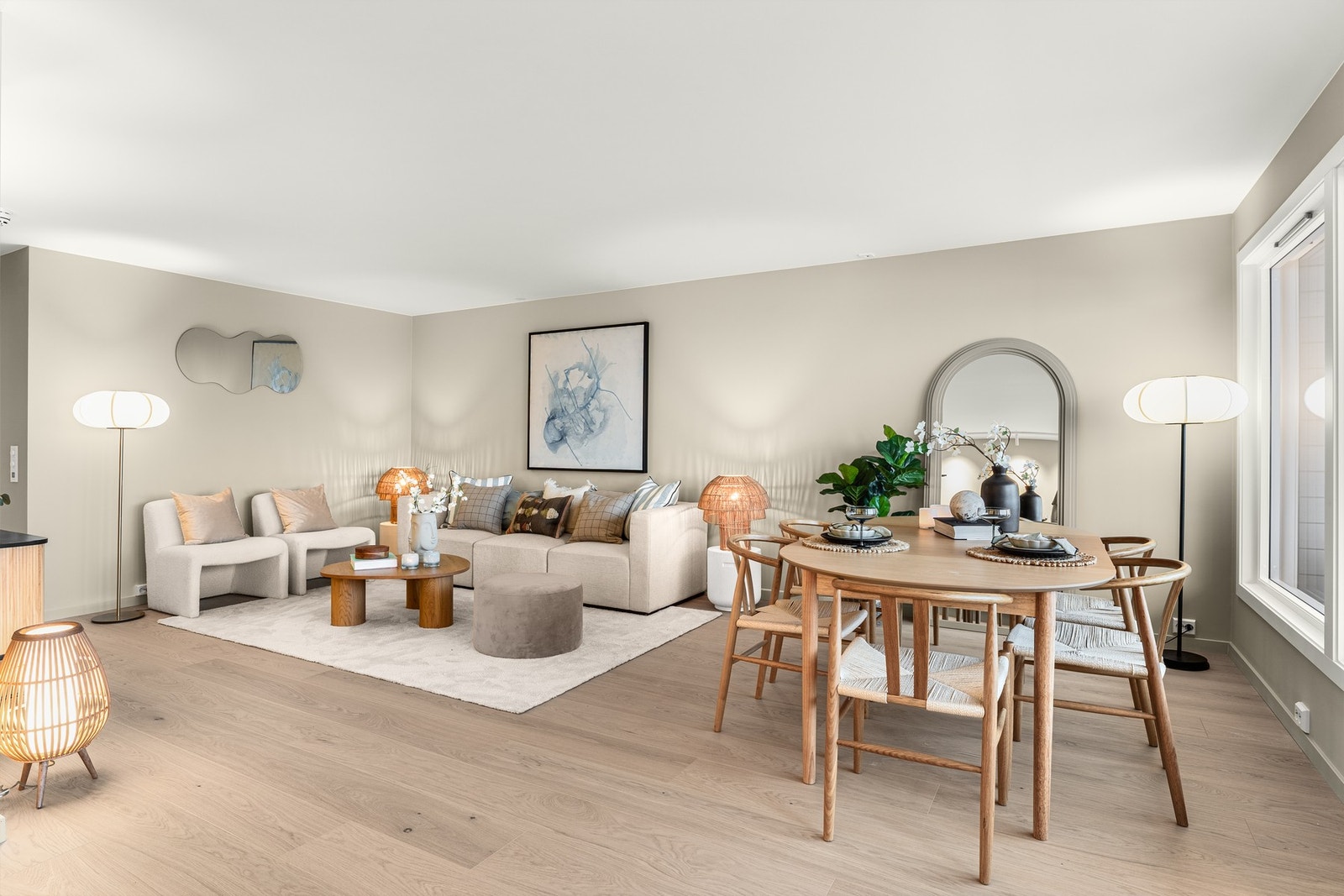 Den åpne romløsningen danner to naturlige soner for møblering Galleribilde