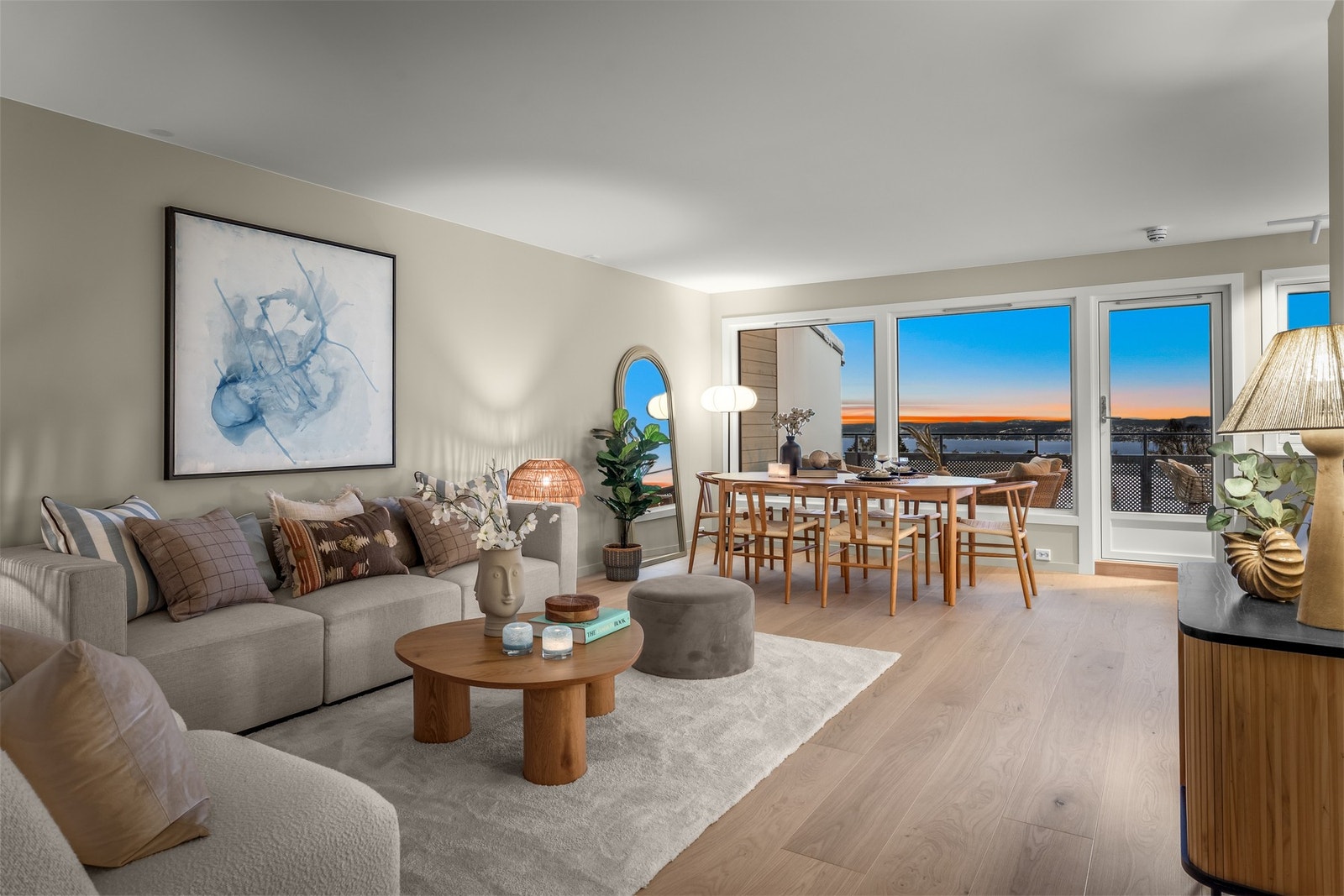 Store vindusflater slipper inn rikelig med dagslys og gir flott utsikt mot fjorden Galleribilde