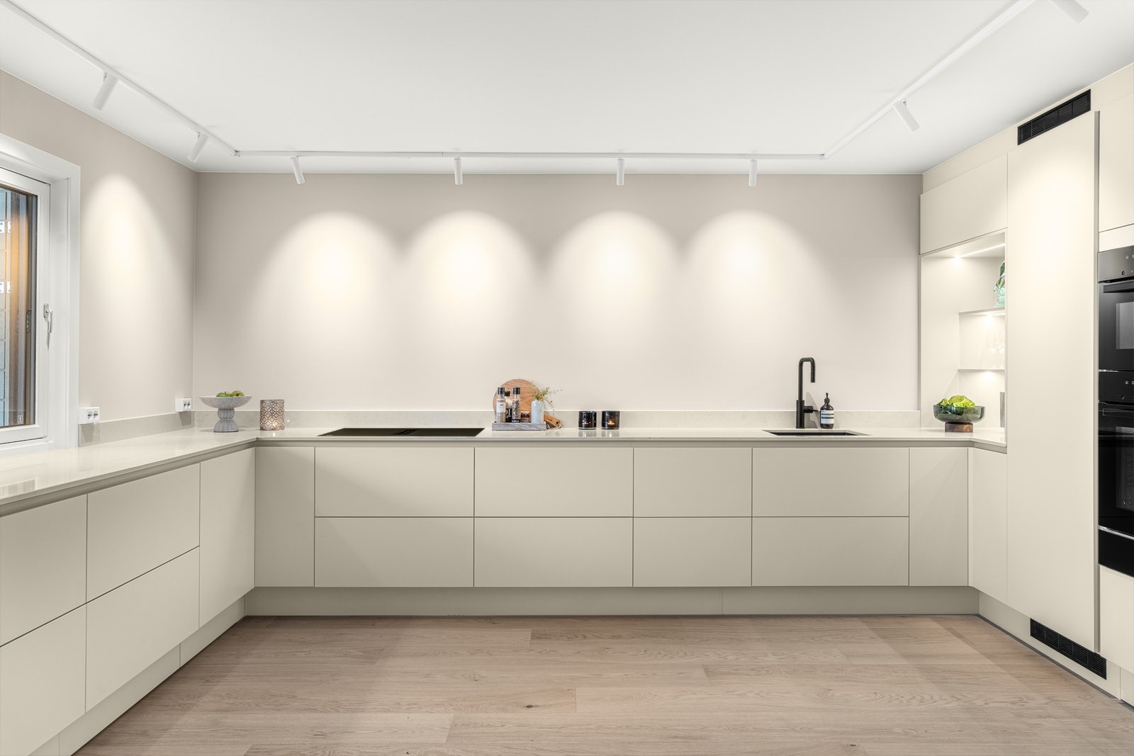 Innredningen har beige, slette fronter utstyrt med innfelte grep og push-open Galleribilde