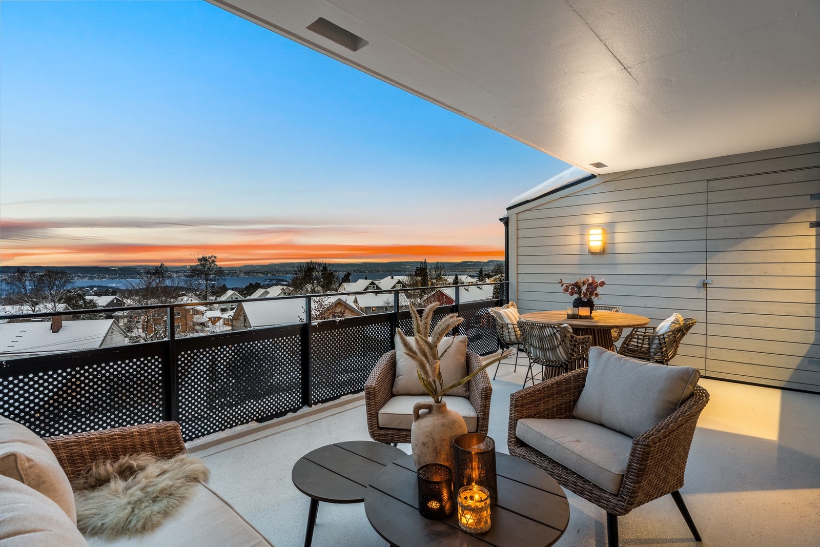 Verandaen byr på svært gode solforhold og et generøst areal på ca. 20 kvm, som gir plass til både sofagruppe og spisebord Galleribilde