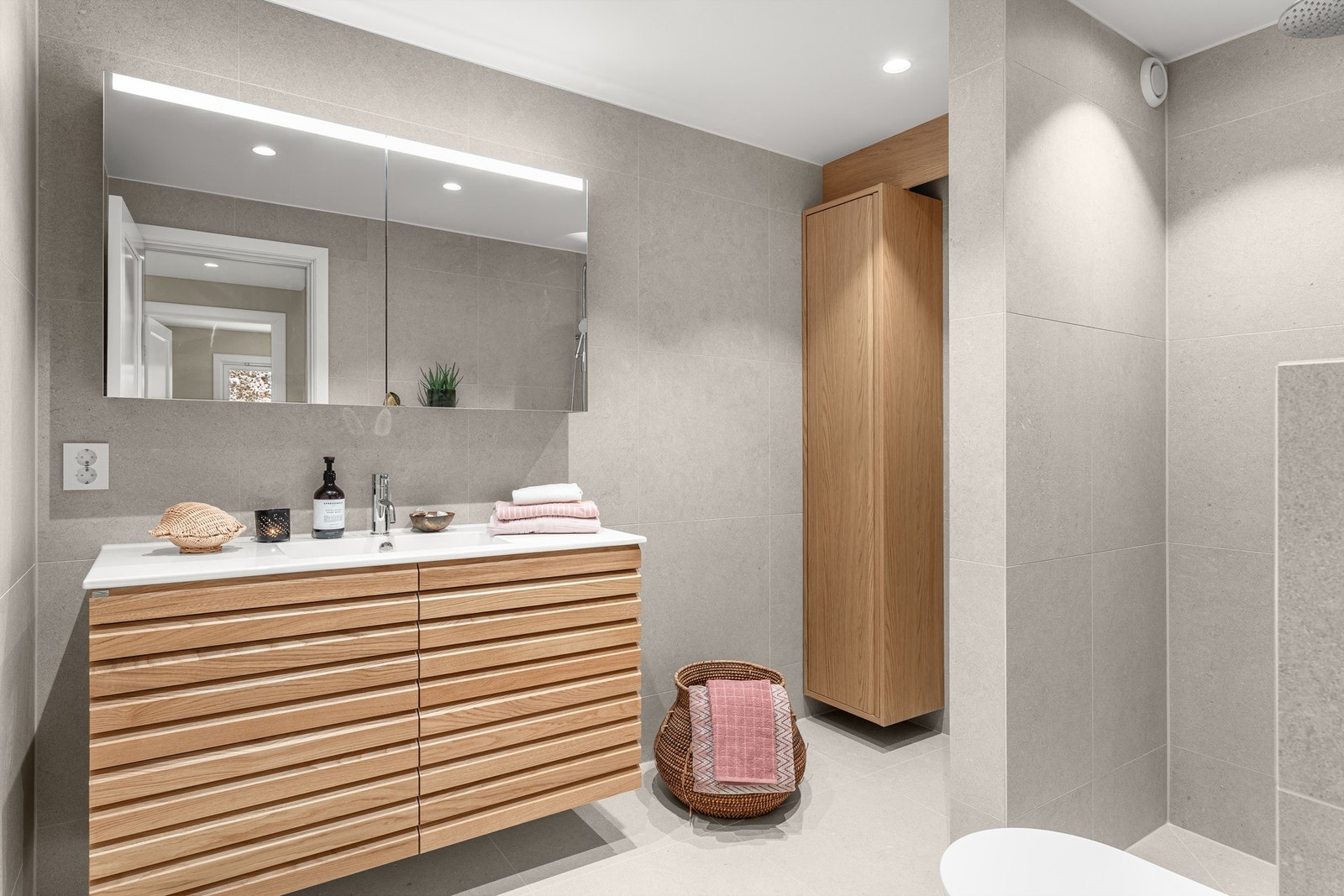 Leiligheten har to fullverdige bad vegg-i-vegg. Badene ble pusset opp i 2025/26 med samme, moderne utførelse Galleribilde