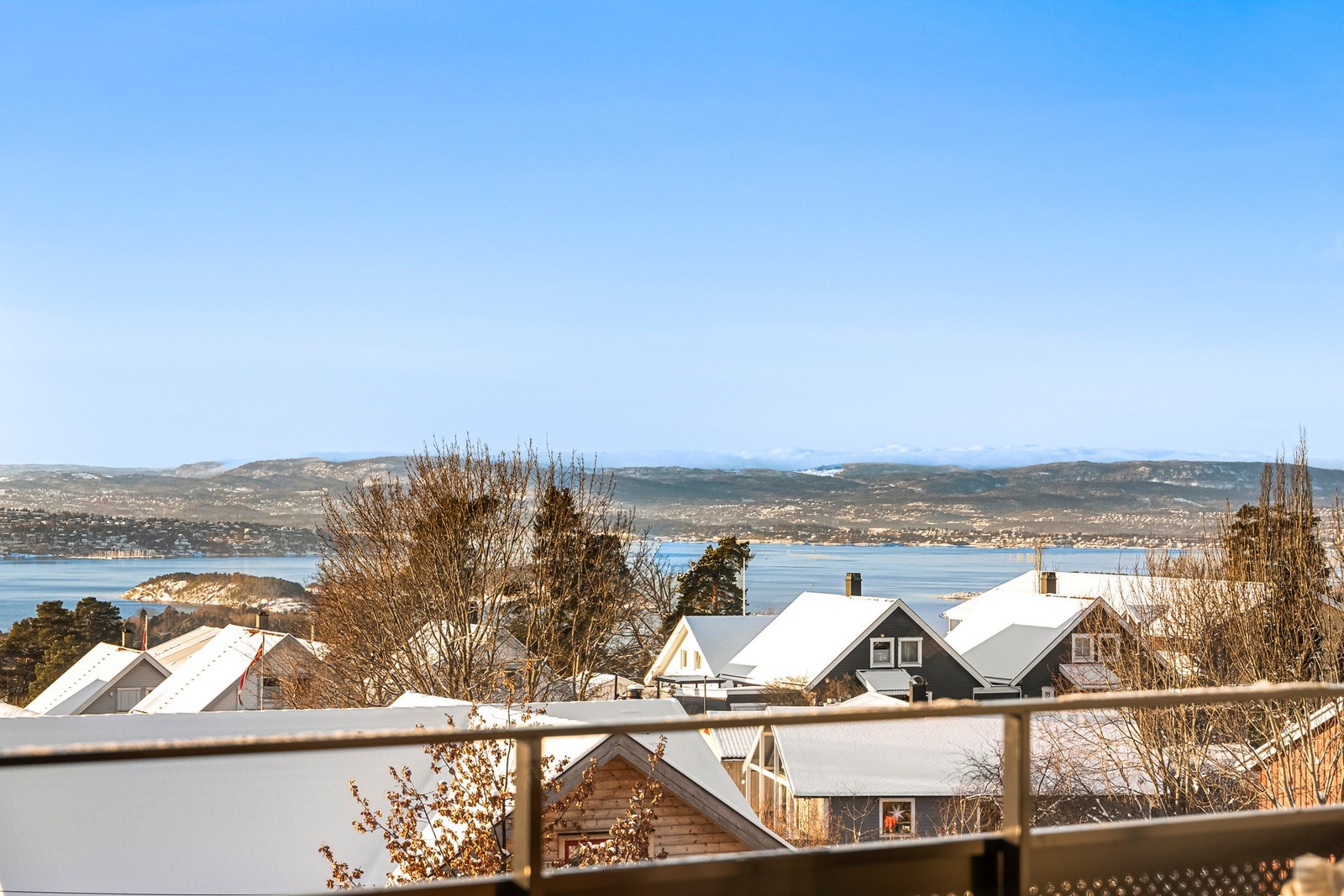 På varme sommerdager er det deilig å trekke ut på en egen sørvestvendt veranda med nydelig utsikt mot Oslofjorden Galleribilde