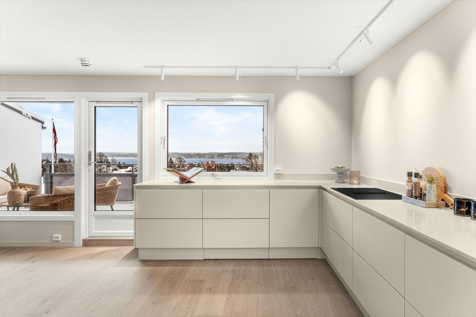 Kjøkkenet har HTH-innredning fra 2025 Galleribilde