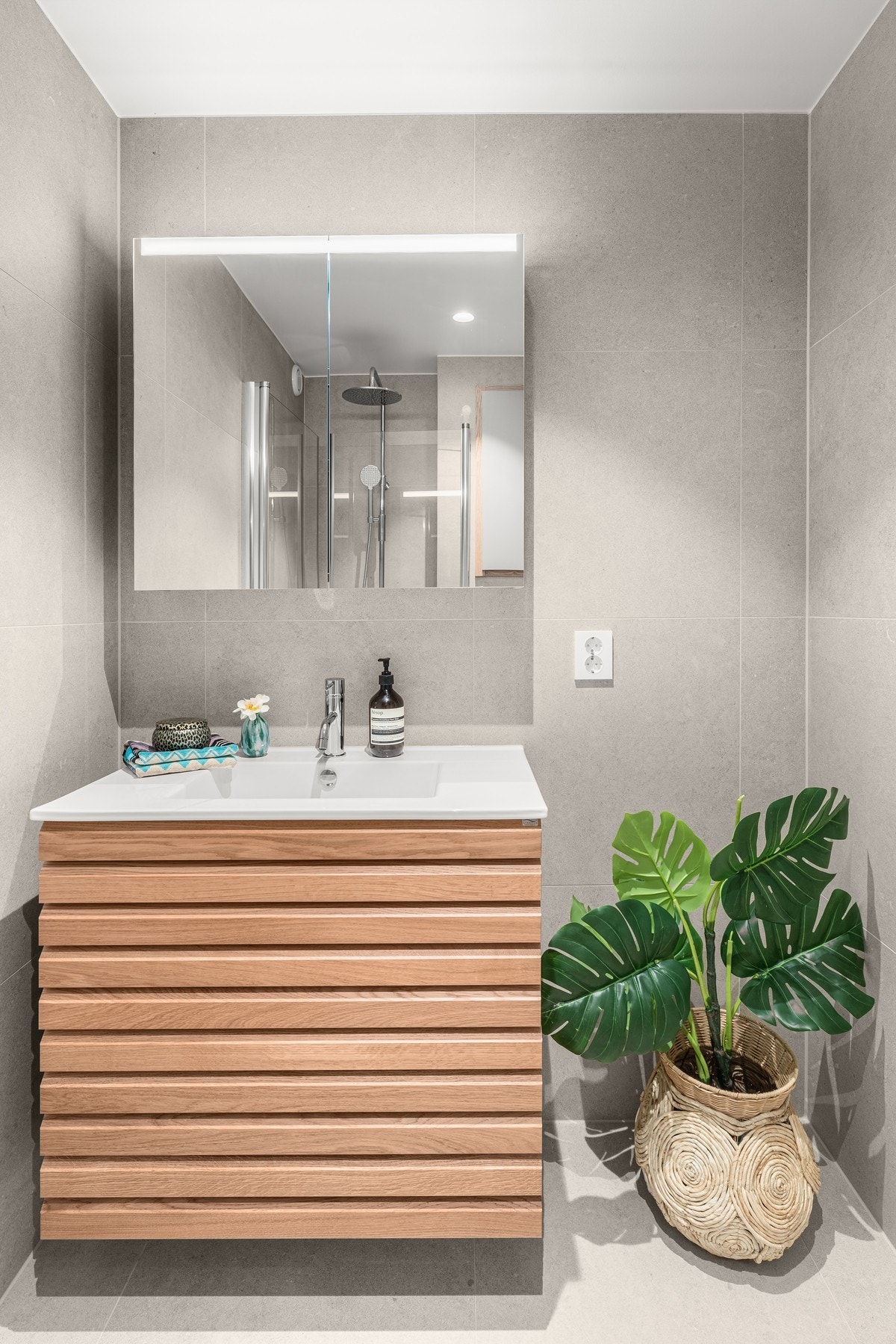 Innredningene har skuffer og heldekkende servant fra norske Linn Bad med eik fronter. Over er det speilskap fra INR med integrert belysning Galleribilde