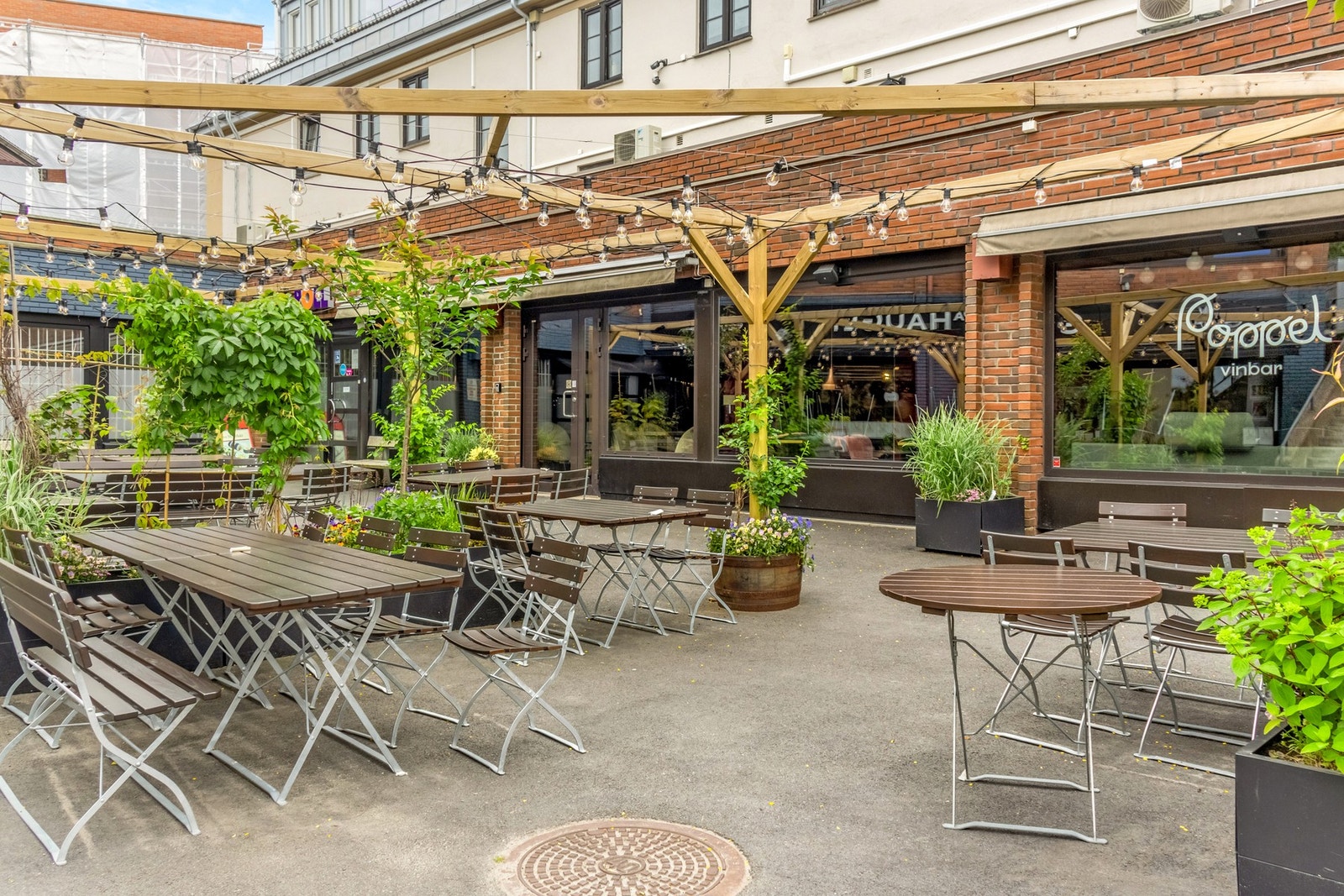 Poppel Vinbar er en nabolagsbar som ligger i Sæterkrysset på Nordstrand Galleribilde