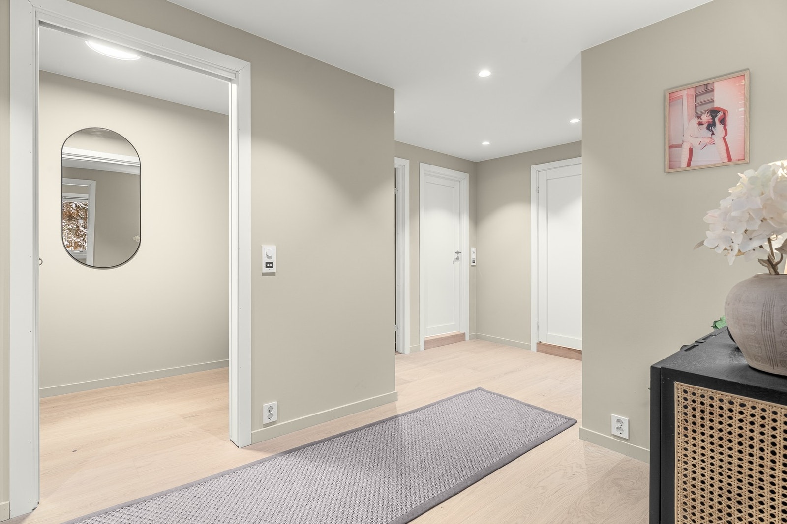 Ved entreen er det skyvedør til bod/garderobe som gjør det enkelt å holde orden. Planløsningen oppleves ryddig og funksjonell med god flyt videre inn i leiligheten Galleribilde