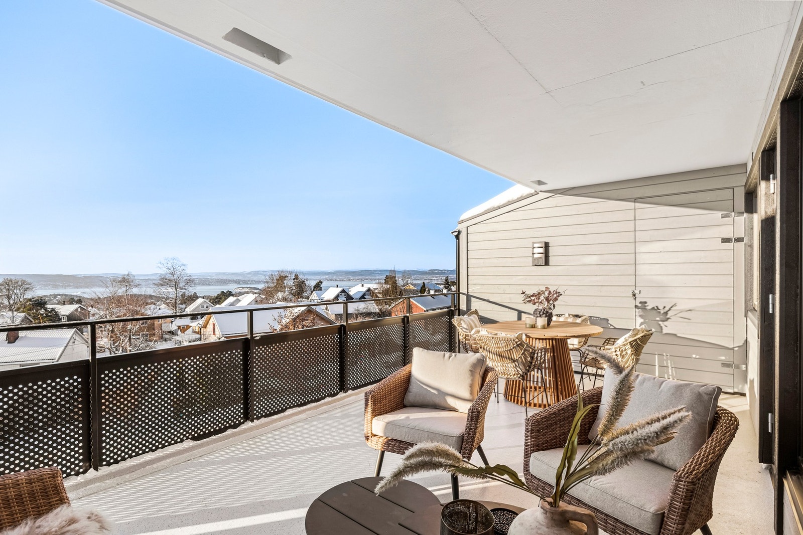 Deler av verandaen er overbygd slik at uteplassen kan benyttes selv når været skifter Galleribilde