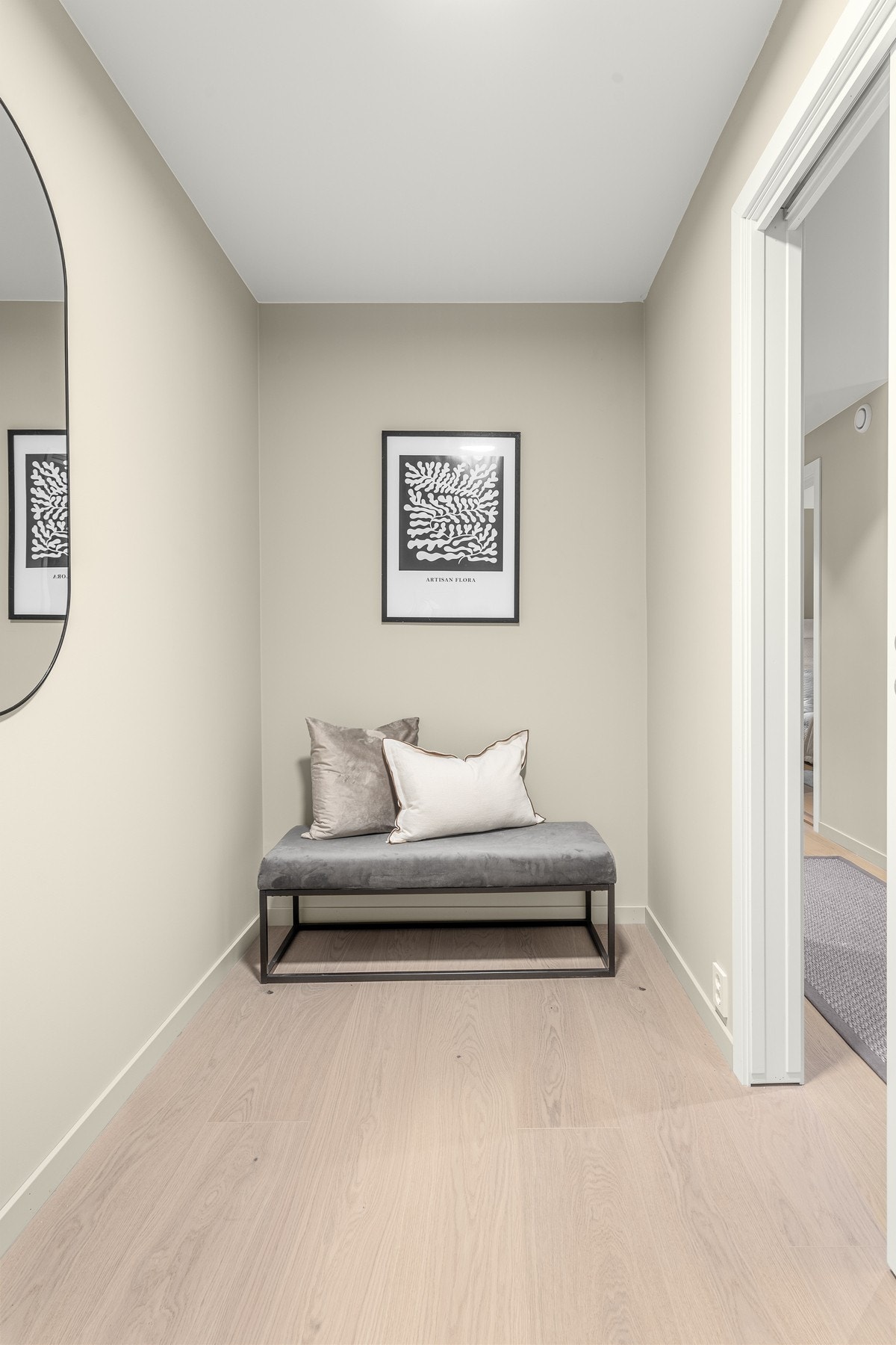 Her er det god plass til ytterklær Galleribilde