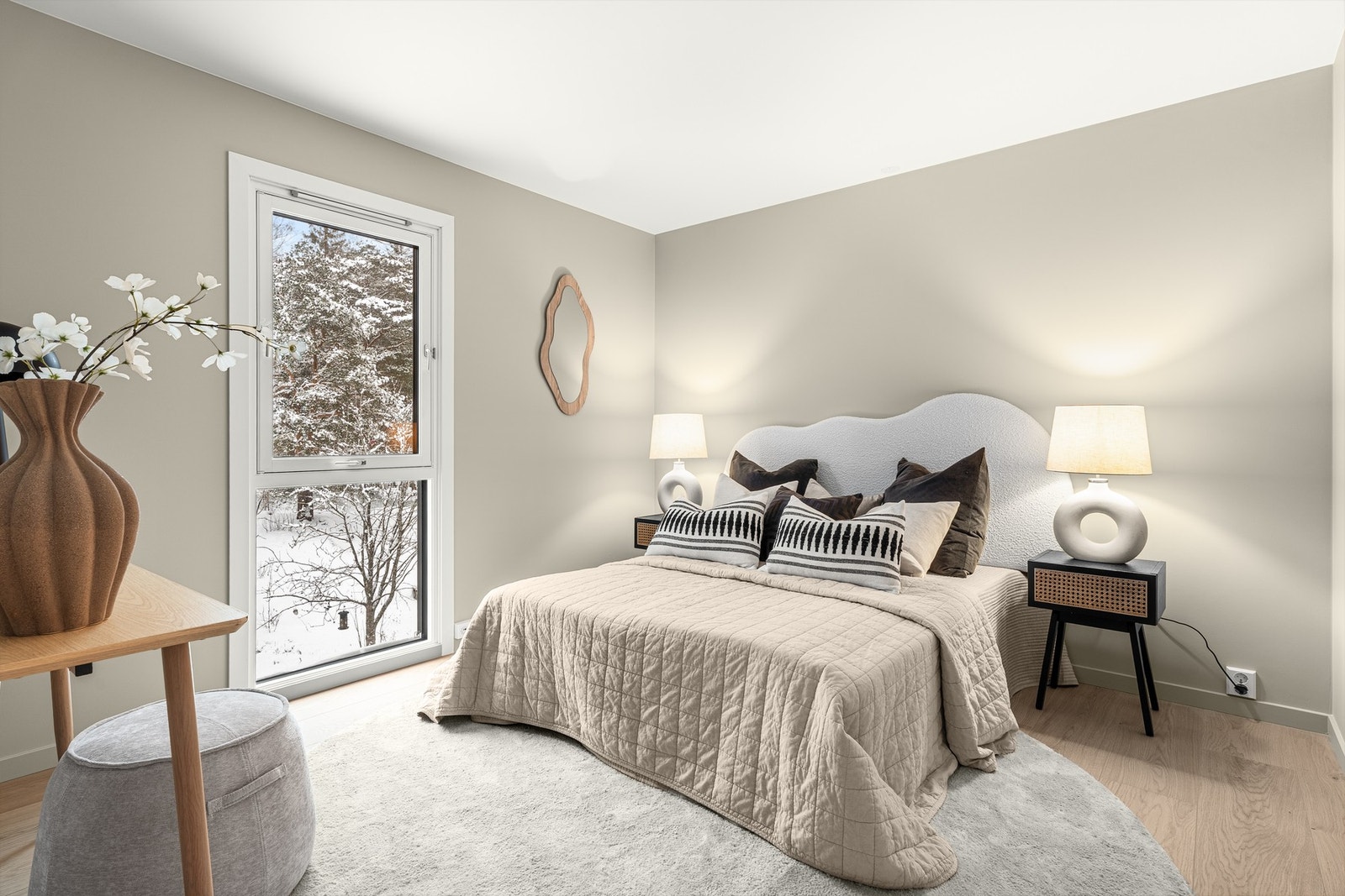 Soverom 3 med plass til dobbeltseng med nattbord på hver side Galleribilde