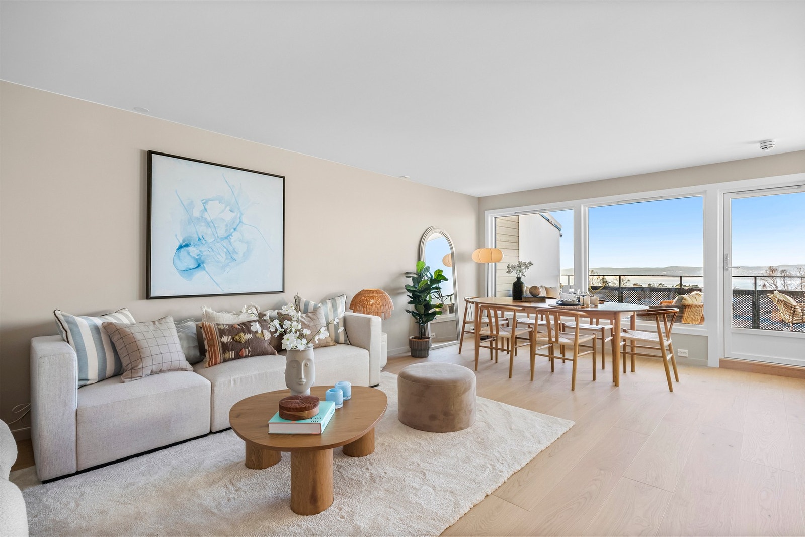 Herfra er det også direkte utgang til verandaen, som gir en naturlig forlengelse av rommet om sommeren Galleribilde