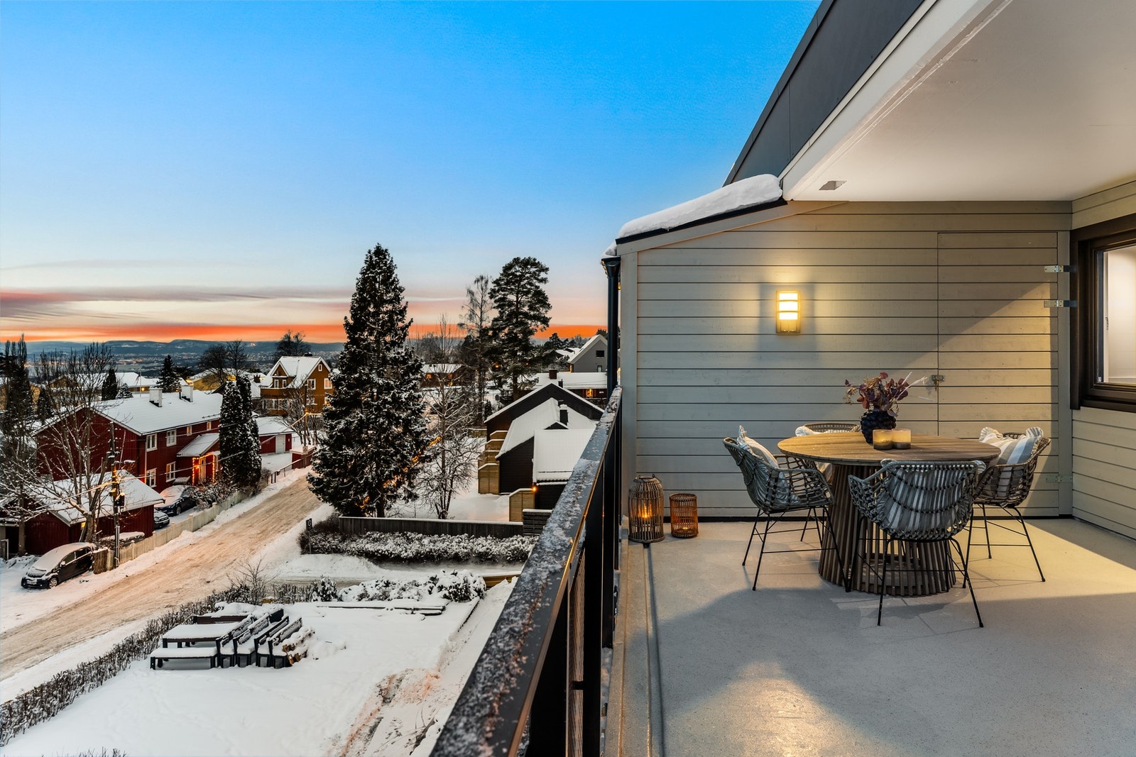 Verandaen har utelys og stikkontakt, samt epoxybelagt dekke og rekkverk i aluminium. I enden er det en praktisk bod på ca. 3 kvm. Galleribilde