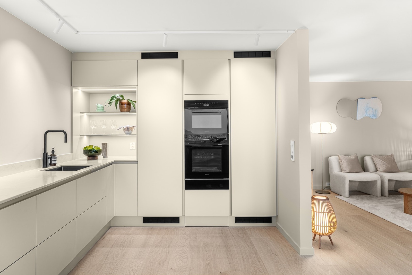 Øvrige hvitevarer er også fra Miele og består av stekeovn og kombiovn i høyskap, varmeskuff, oppvaskmaskin og fullt kjøle- og fryseskap Galleribilde