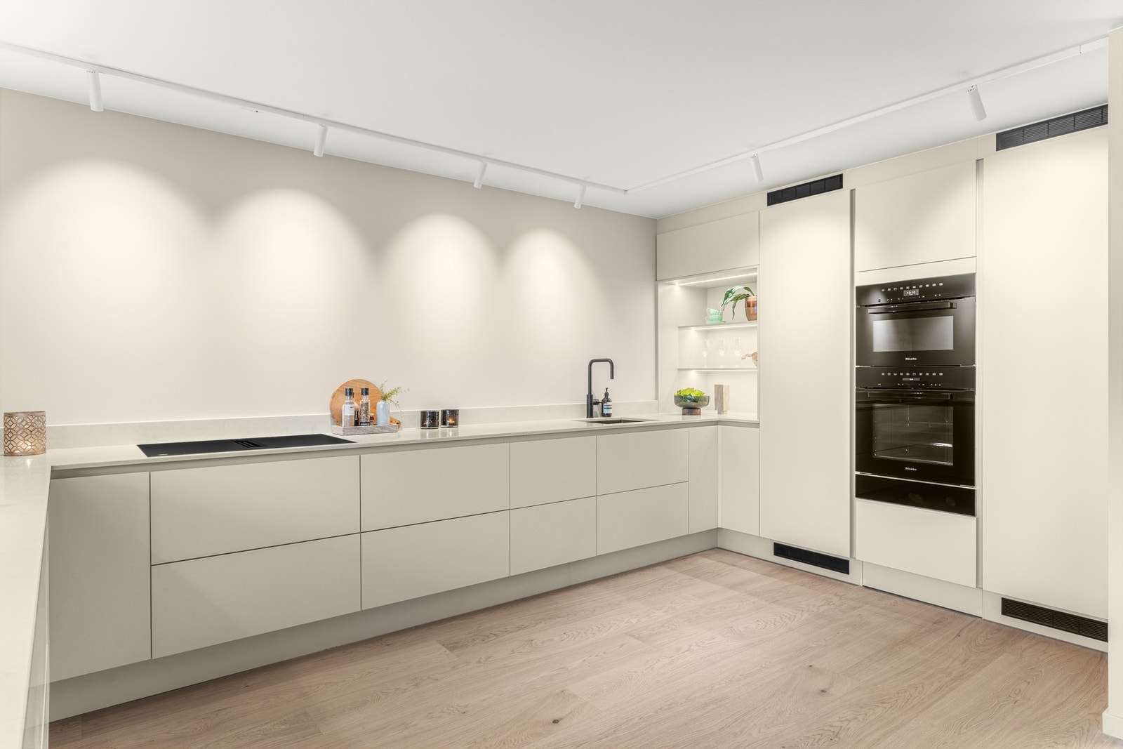 Dette er et påkostet kjøkken der både materialvalg og løsninger er nøye gjennomtenkt Galleribilde