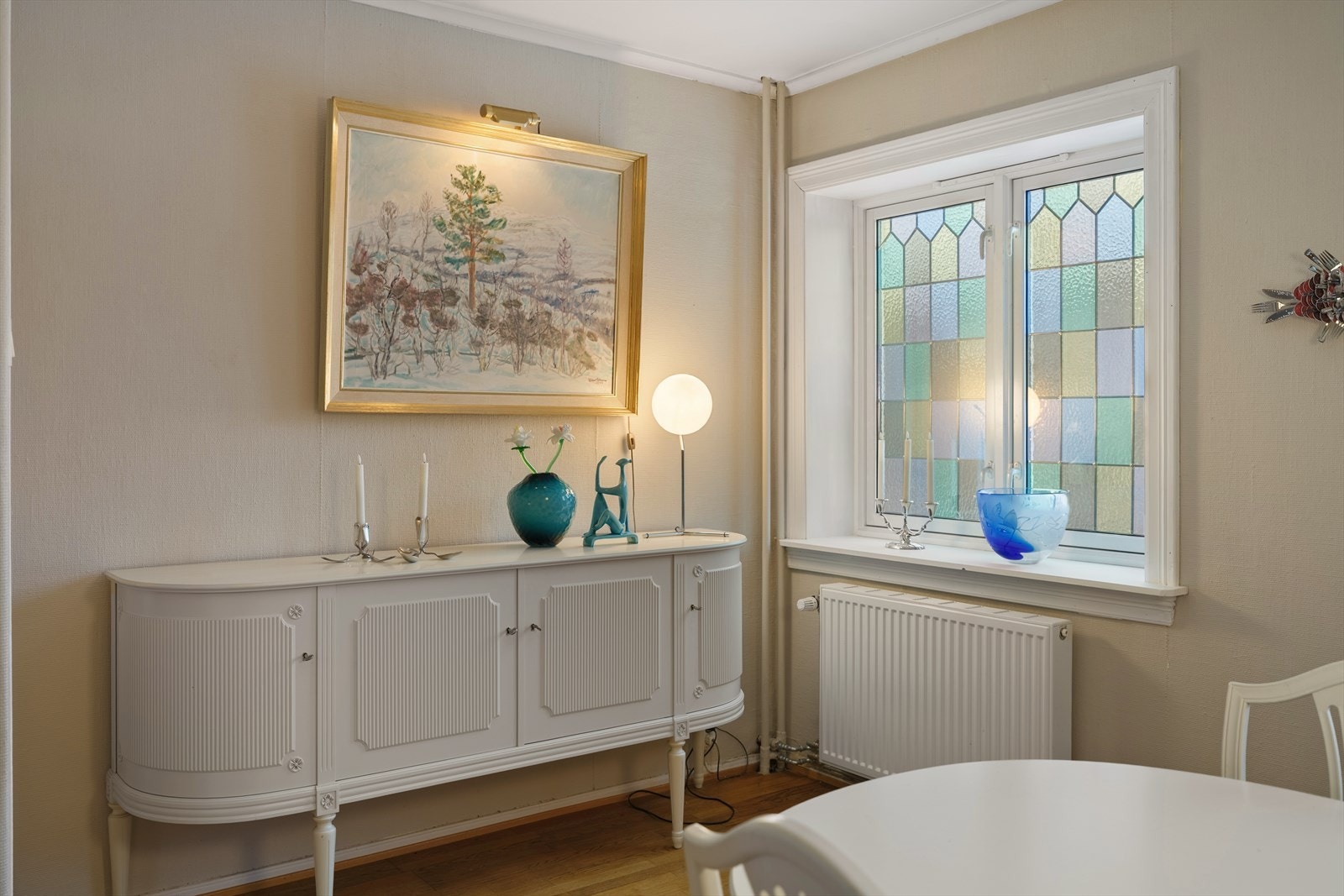 Farget blyglass i vinduet gir et stemningsfullt lys og ekstra særpreg Galleribilde