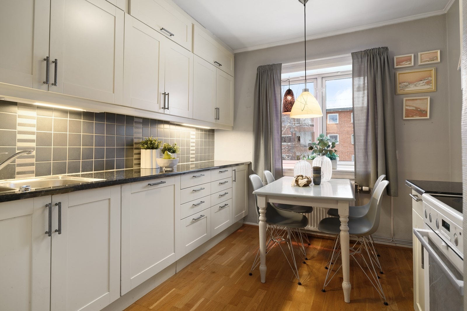 Kjøkkenet er innredet med kullfiltervifte over stekesonen og opplegg for oppvaskmaskin. Det er integrert oppvaskmaskin Galleribilde