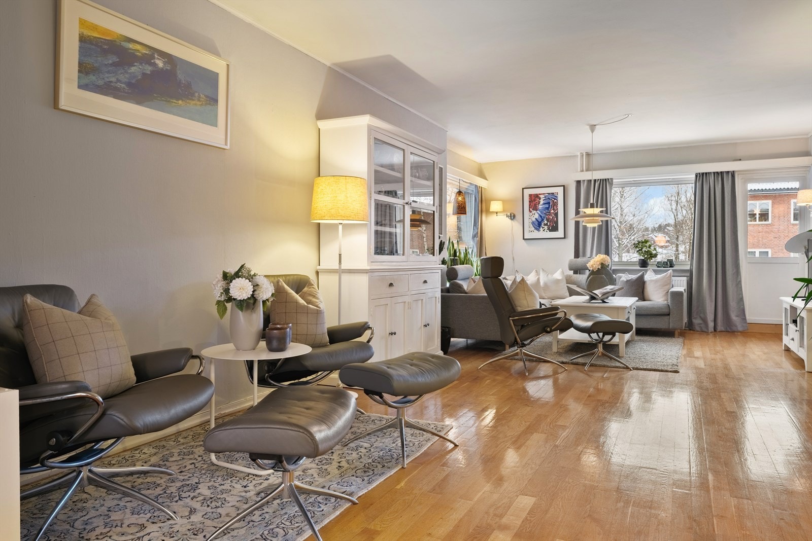 Leilighetens romslige planløsning gir fine muligheter for å skape ulike soner tilpasset behov og livsstil Galleribilde