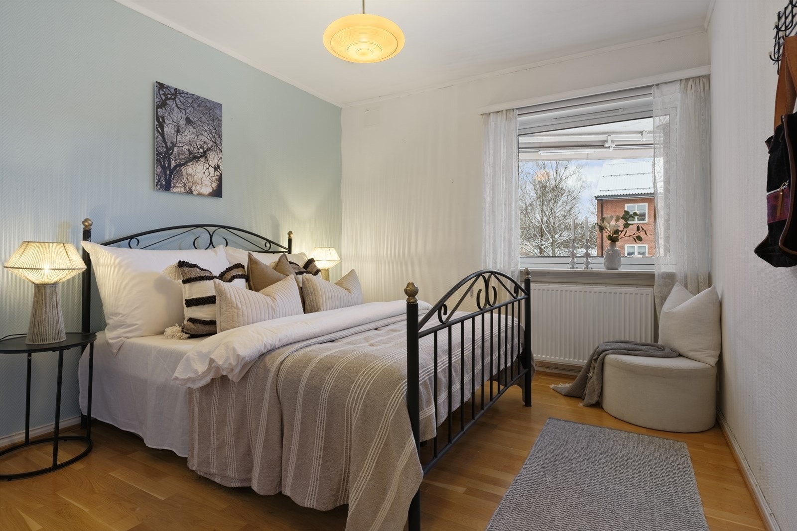 Hovedsoverommet er av god størrelse med plass til dobbeltseng og garderobeløsning Galleribilde