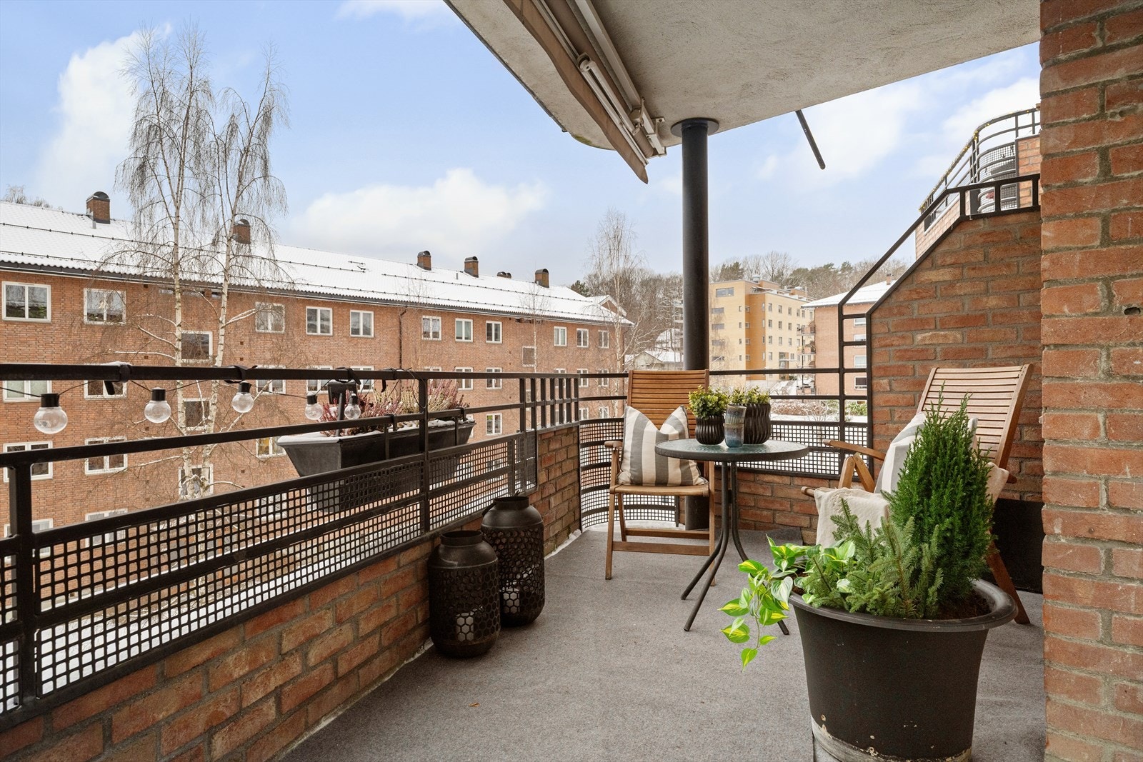 Fra stuen er det direkte adkomst til solrik balkong på ca. 8 m² Galleribilde