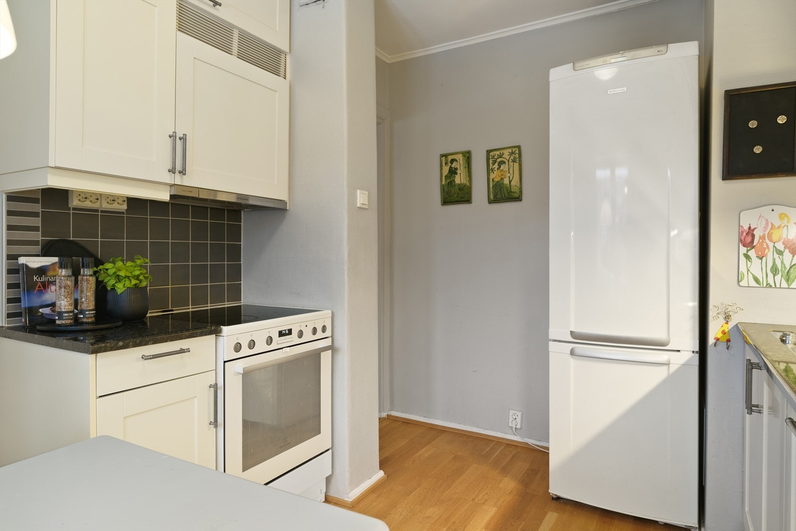 Kjøkkenet er praktisk plassert i et separat rom, noe som skaper en rolig og ryddig atmosfære i resten av boligen Galleribilde