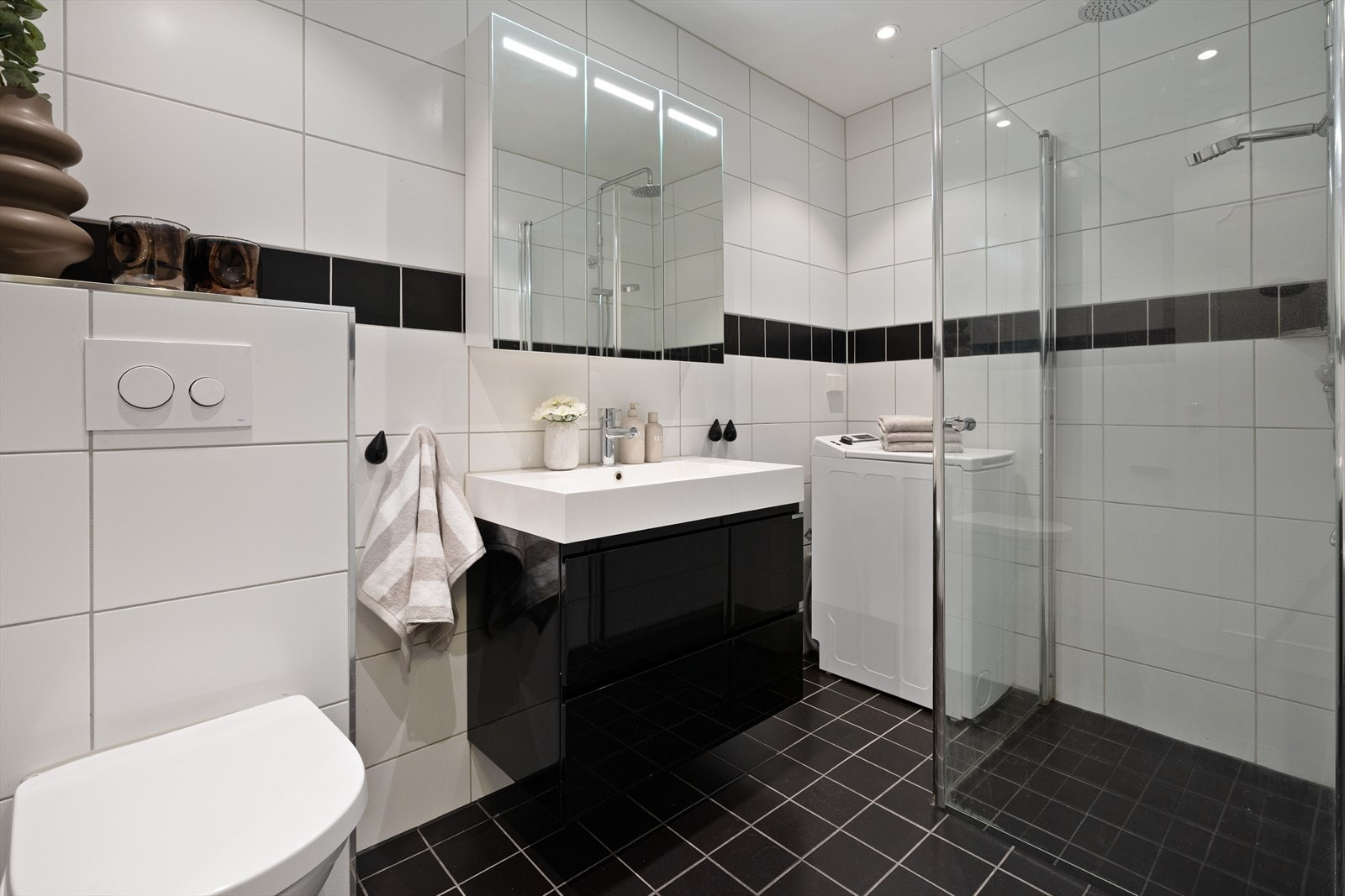 Delikat flislagt bad fra 2017 med downlights i himling og gulvvarme Galleribilde