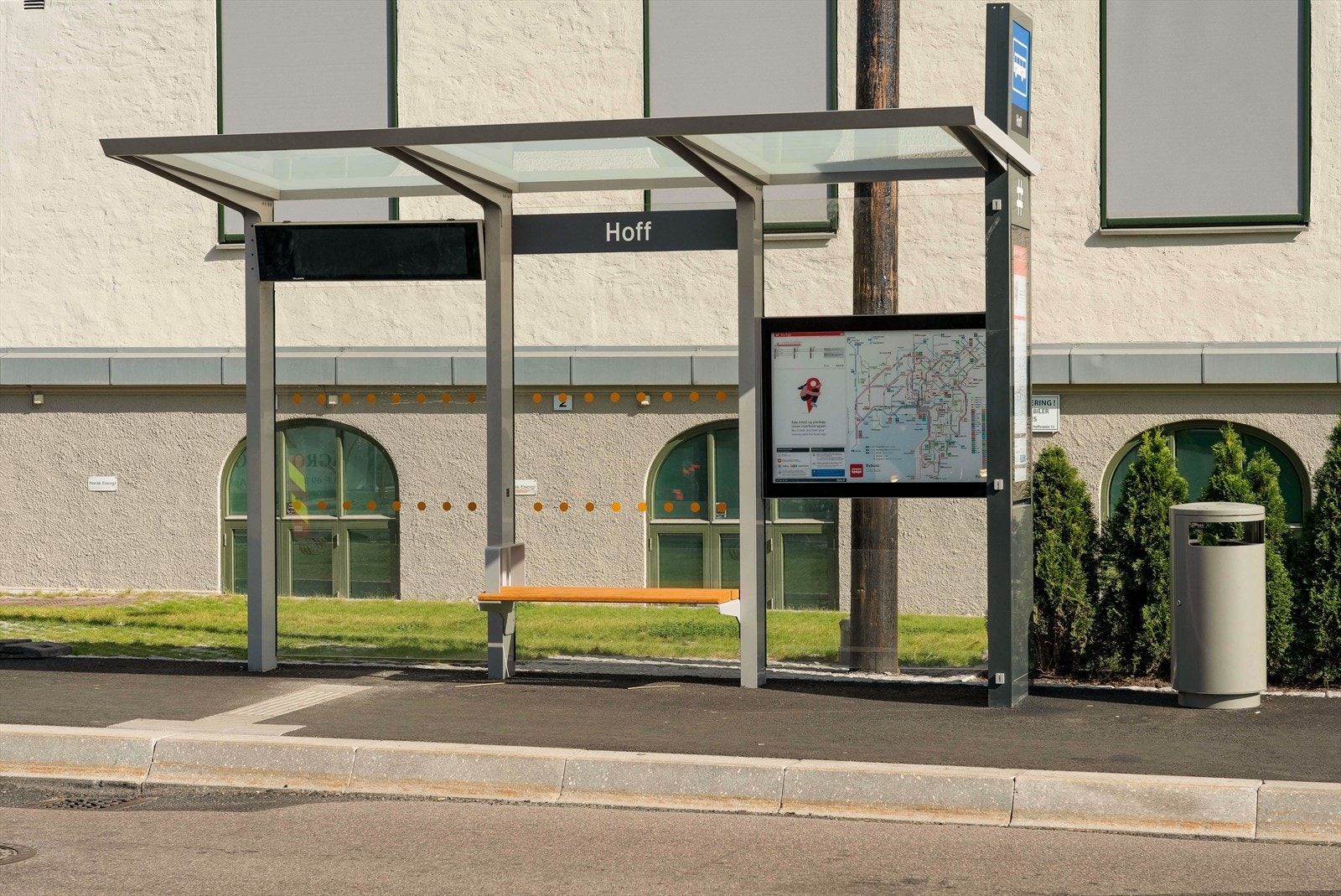 Kollektivknutepunkt med tilgang på buss, trikk, tog og etterhvert t-bane (Fornebubanen). Hoff terrasse bussholdeplass ligger kun 3 minutters gange fra leiligheten Galleribilde