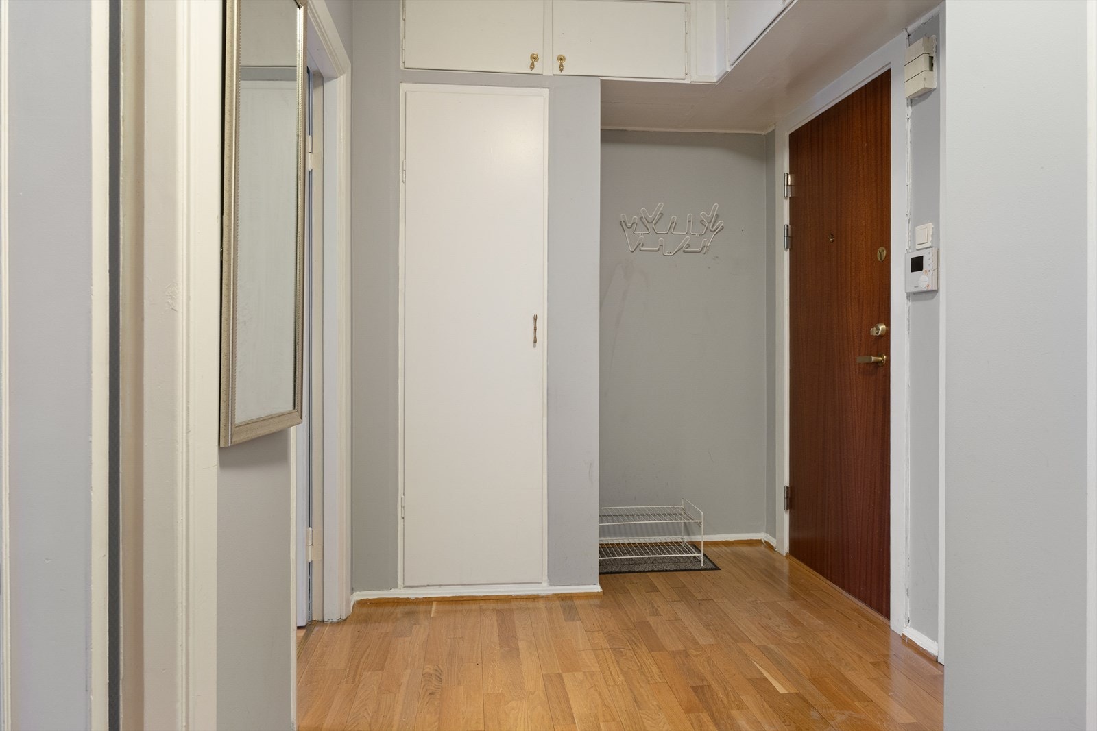 Stort garderobeskap i entréen og rikelig med plass til sko og klær Galleribilde