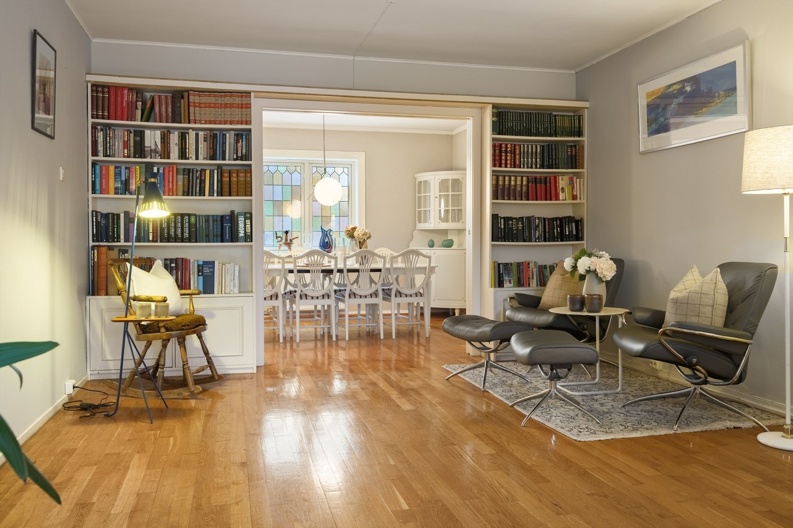 Integrert bokhylle gir både karakter og god oppbevaringsplass Galleribilde