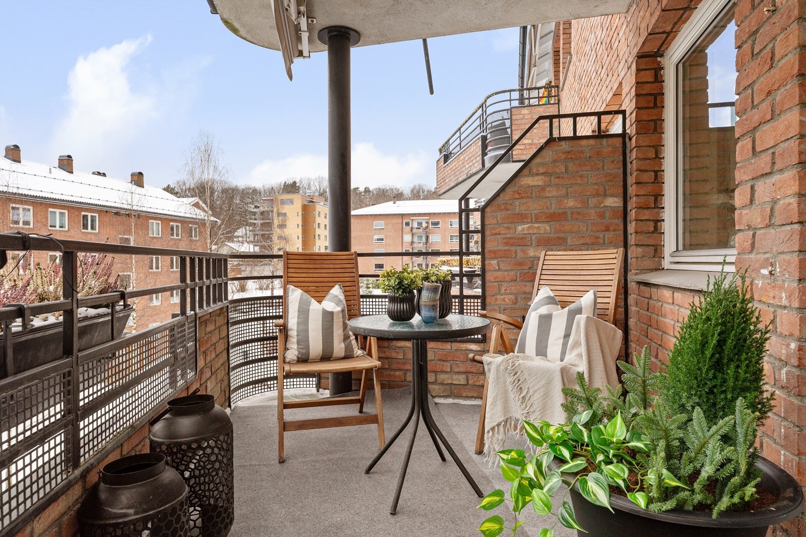 På balkongen er det god plass til å innrede med hyggelig sittegruppe, grill og planter Galleribilde