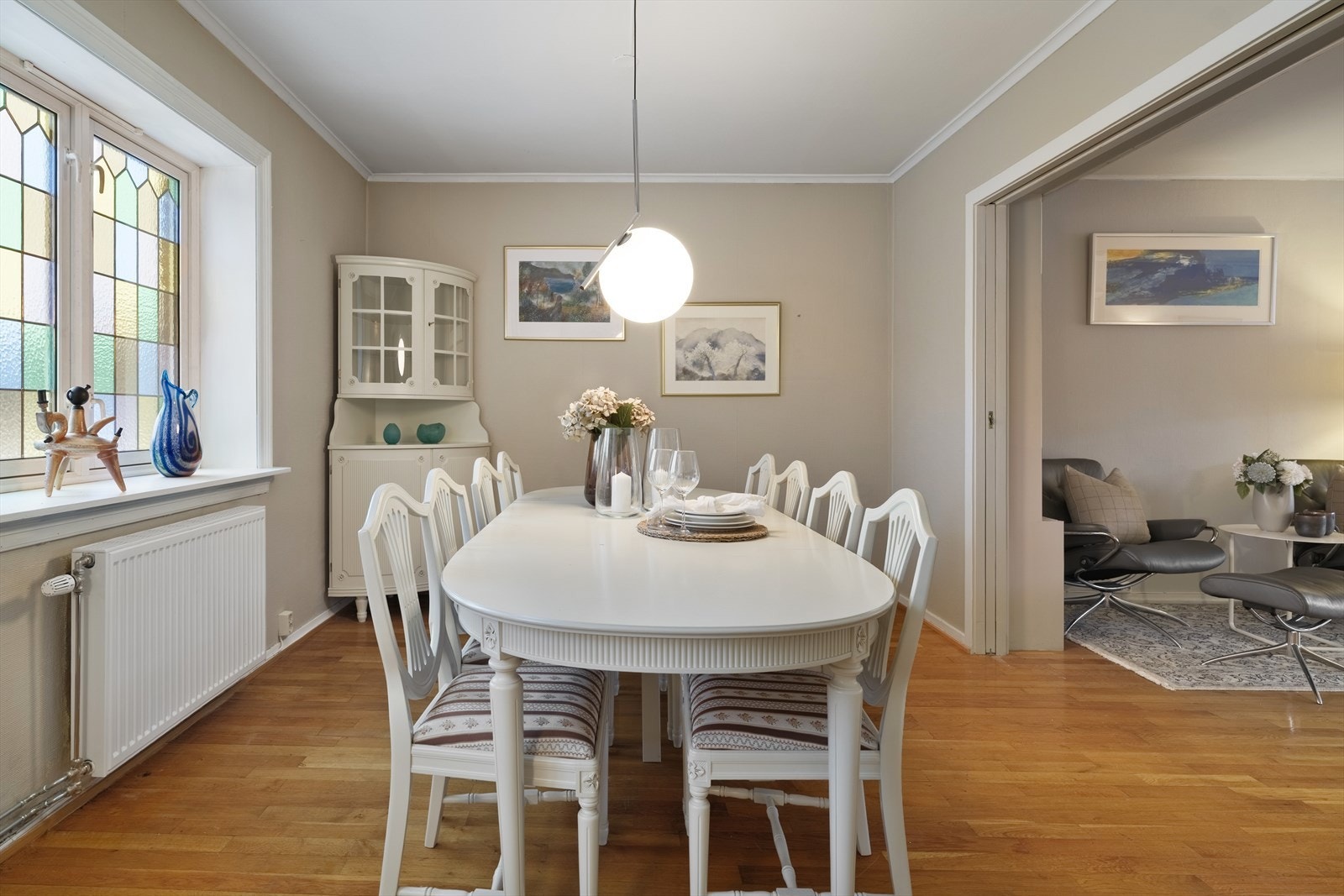 Her har man god plass til spisebord, perfekt for sosiale sammenkomster Galleribilde