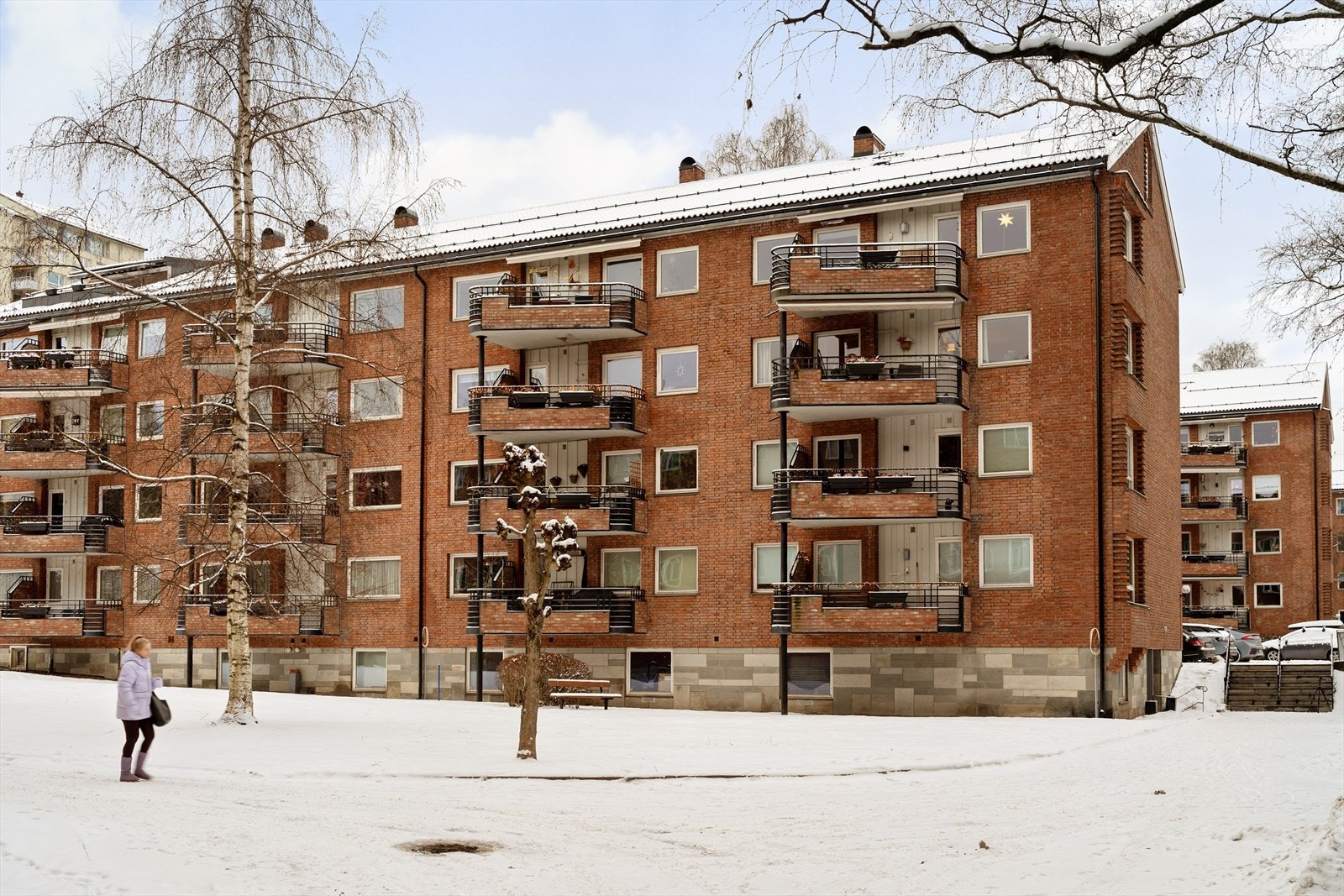 Sameiets fasade. Leiligheten er beliggende i byggets 3. etasje i romslige omgivelser Galleribilde