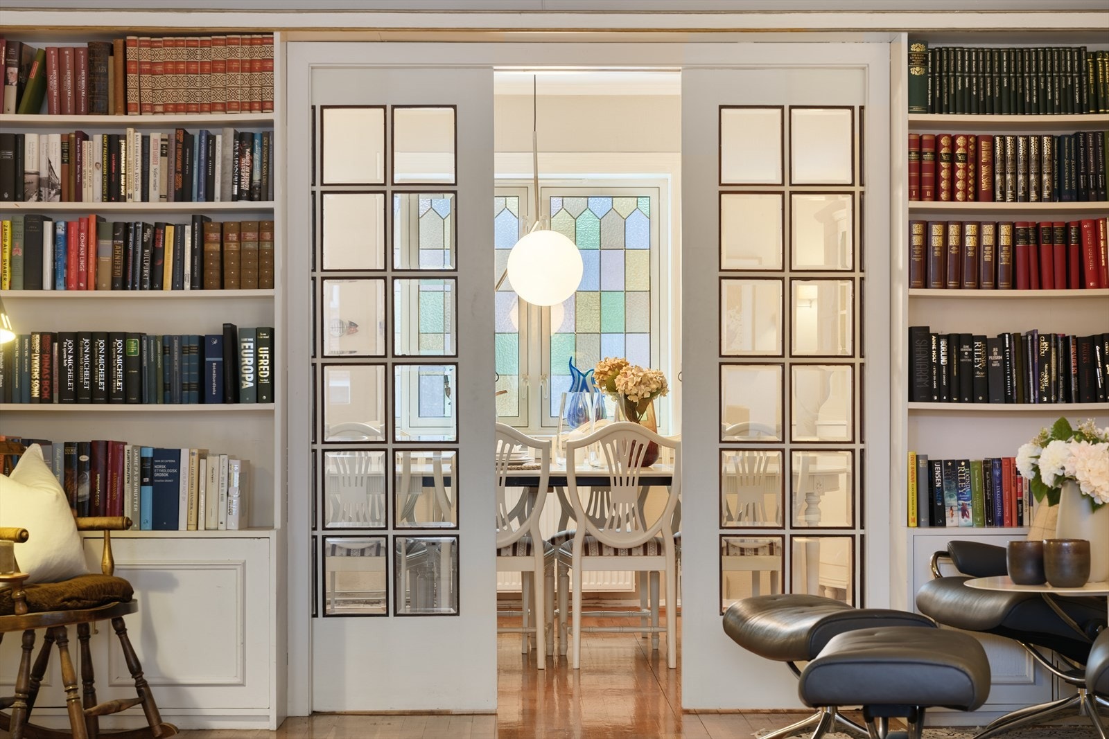 Praktiske skyvedører som skiller stue og spisestue Galleribilde