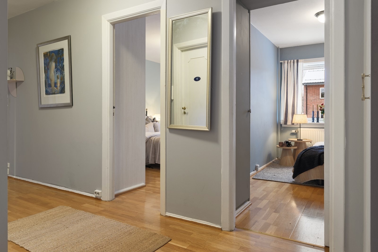 Begge soverommene ligger praktisk plassert i entré Galleribilde