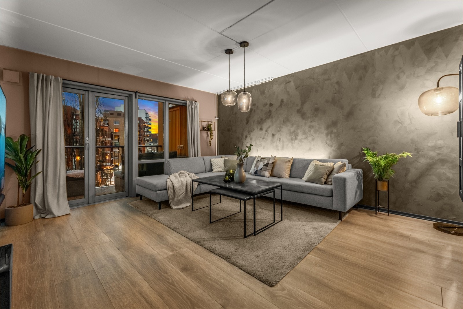 En kontrastvegg er malt i en lun kalkfarge. Galleribilde