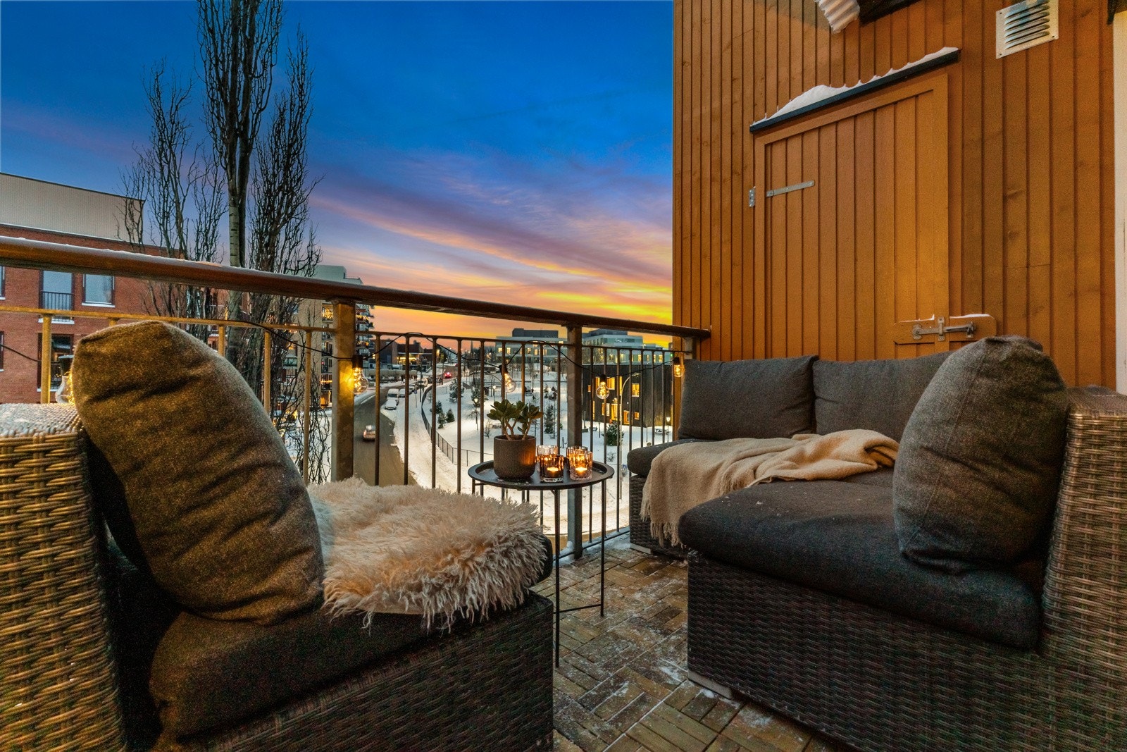 Balkongen er bred og avlang, og gir fleksible muligheter for møblering. Galleribilde