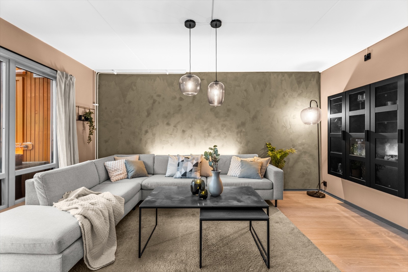 Lys og luftig stue med gode møbleringsmuligheter. Galleribilde