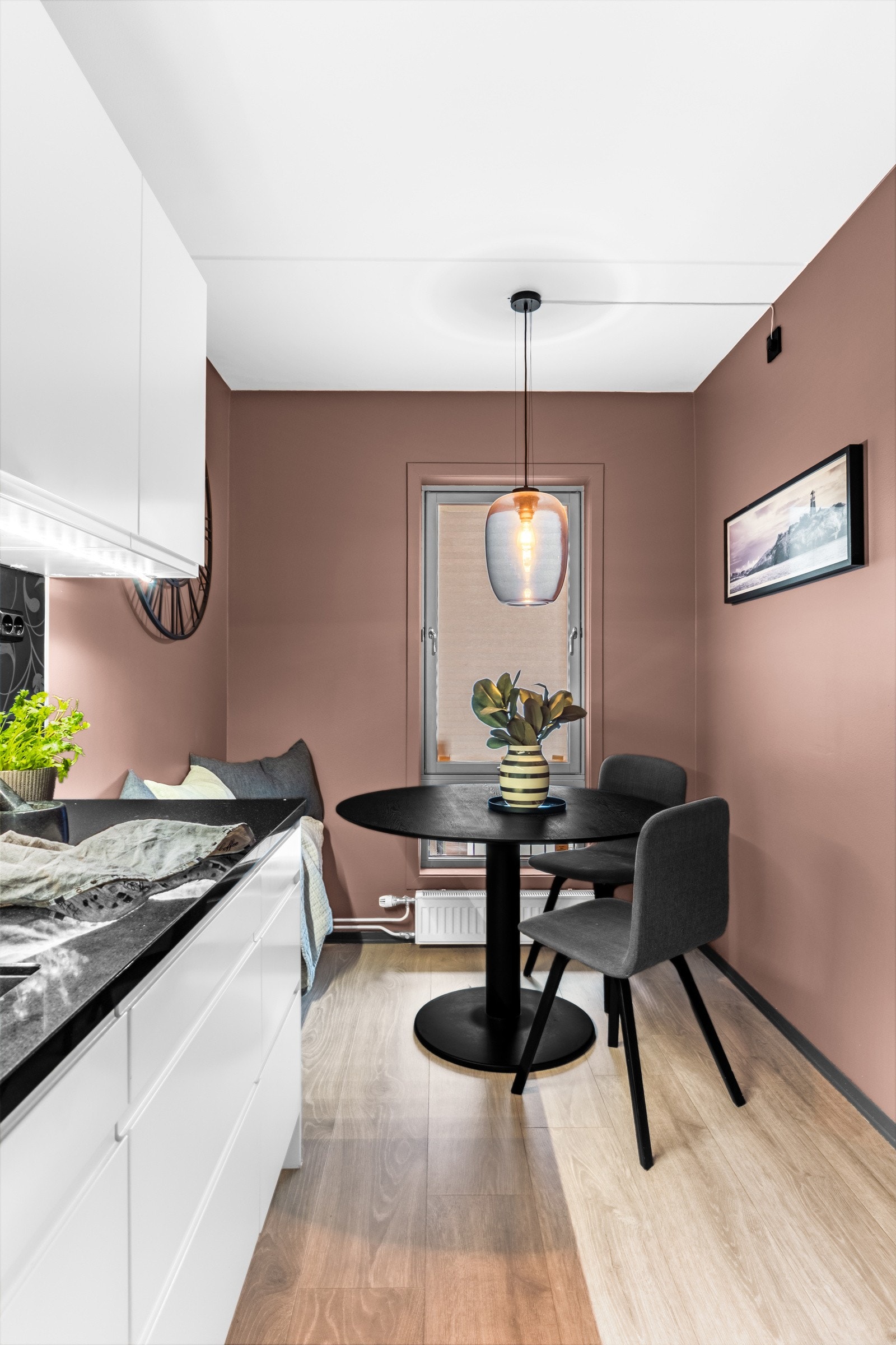 Ved kjøkkenet finnes en egen innfelt sone som er ideell som spiseplass, med sin praktiske nærhet til kjøkkenet. Galleribilde