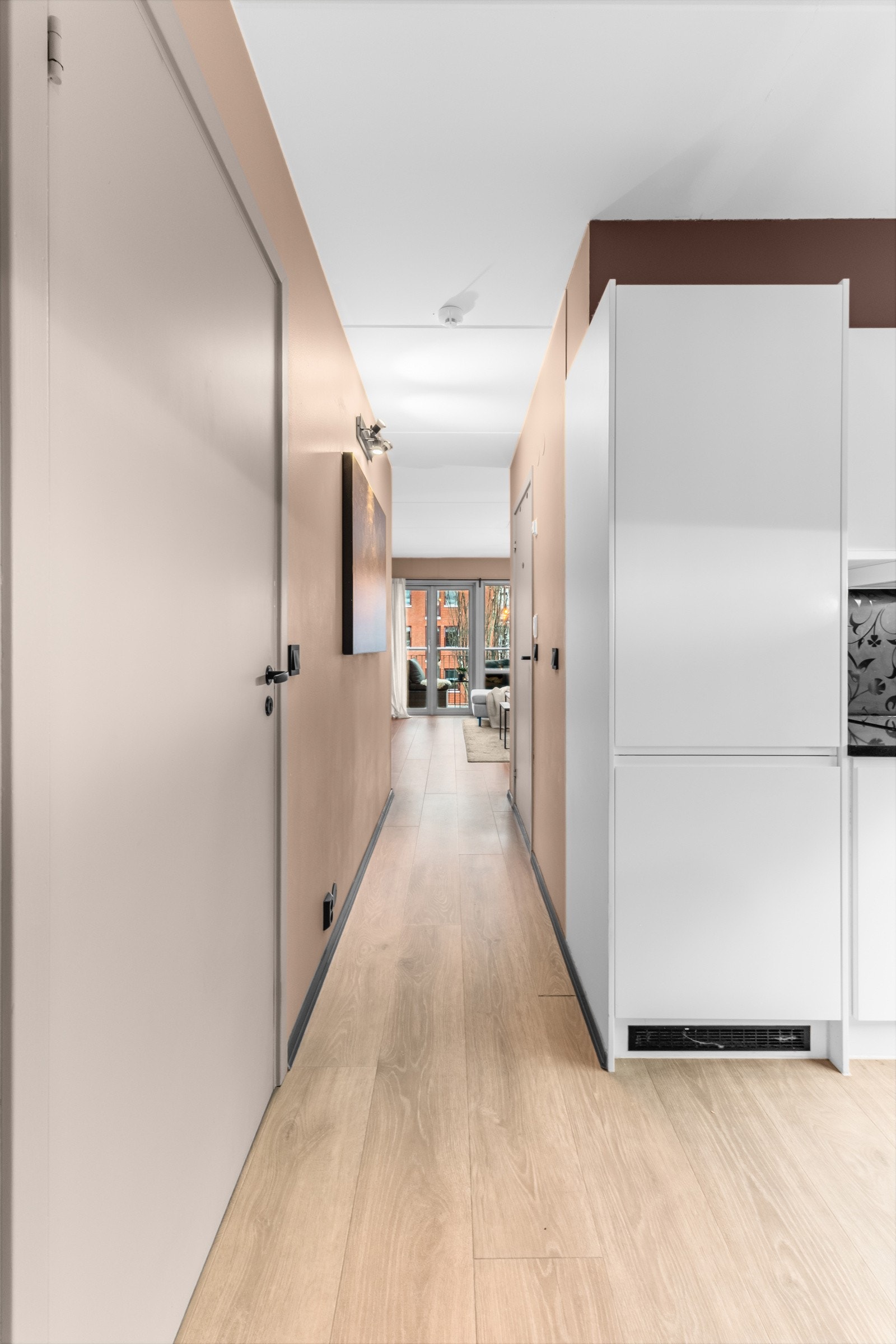 Leiligheten er gjennomgående med natutlig lysinnslipp fra begge ender. Galleribilde