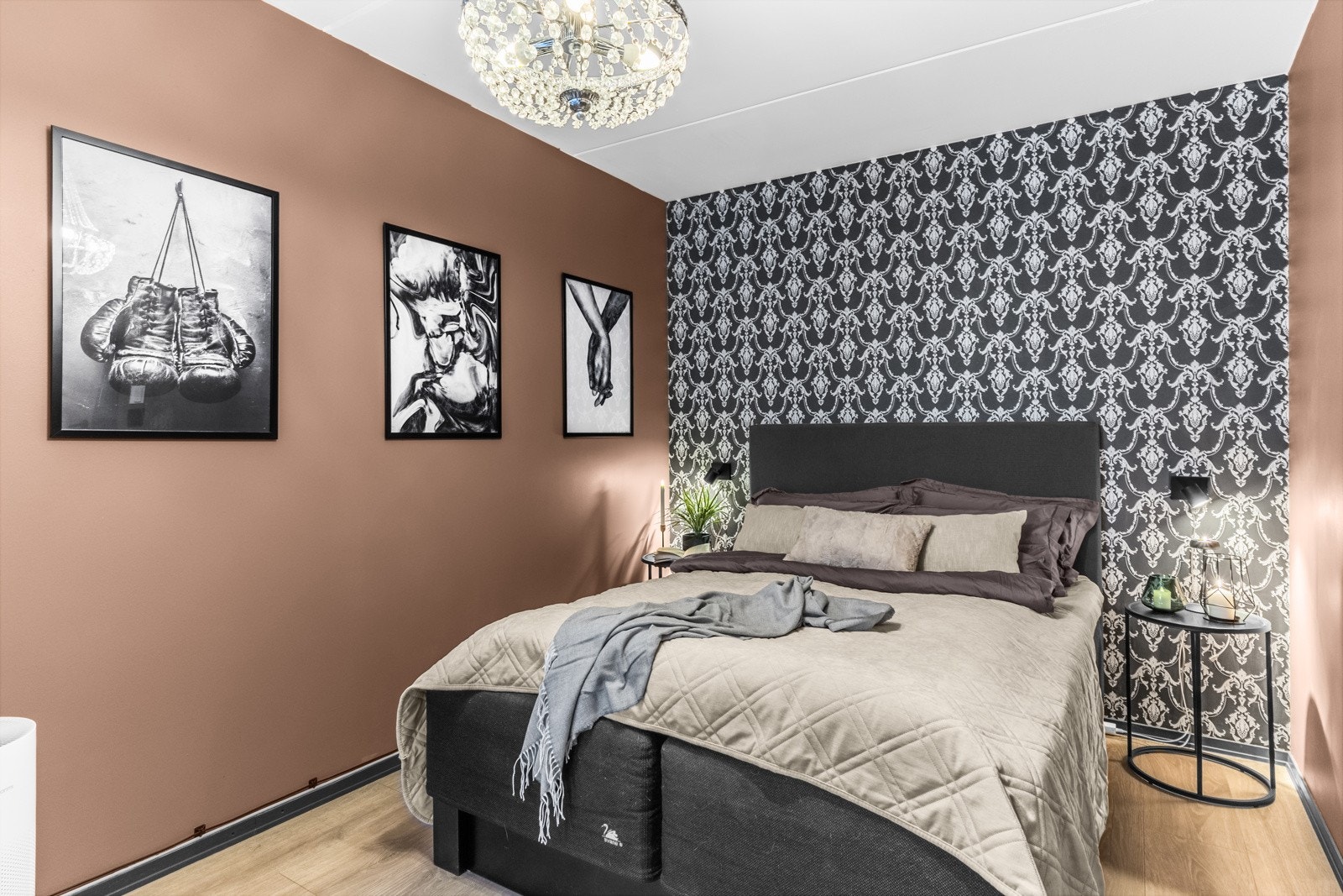 Hovedsoverommet har god plass til en midtstilt dobbeltseng og nattbord på hver side. Galleribilde