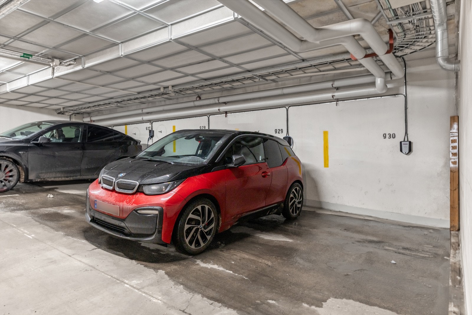 Med boligen følger eksklusiv bruksrett til en parkeringsplass med elbil-lader, i felles garasjeanlegg i kjeller. Galleribilde