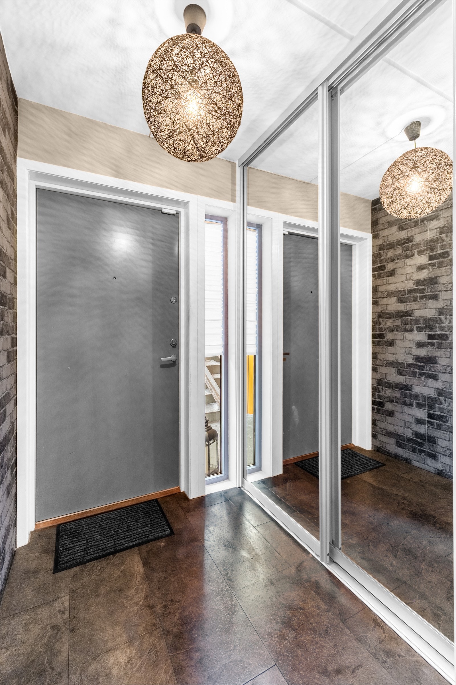 Skjermet entré med fliser og gulvvarme, og skyvedører for ryddig oppbevaring av yttertøy. Galleribilde