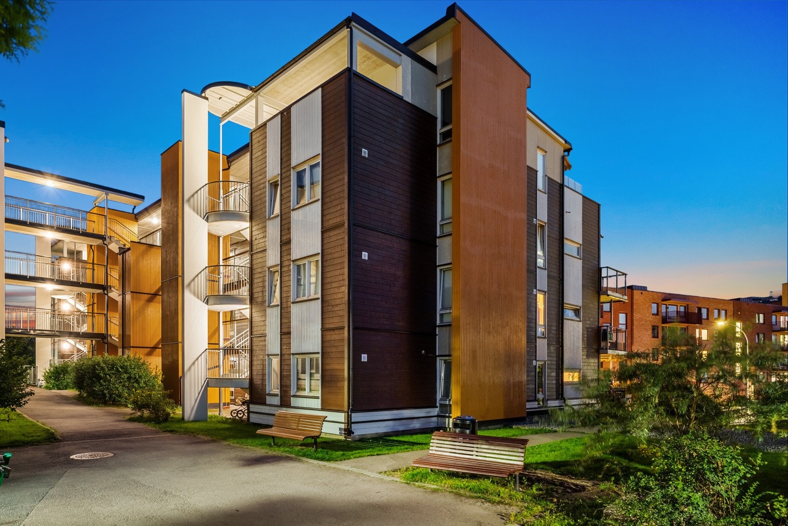 Moderne leilighetskompleks fra 2001 i pent etablerte omgivelser. Galleribilde