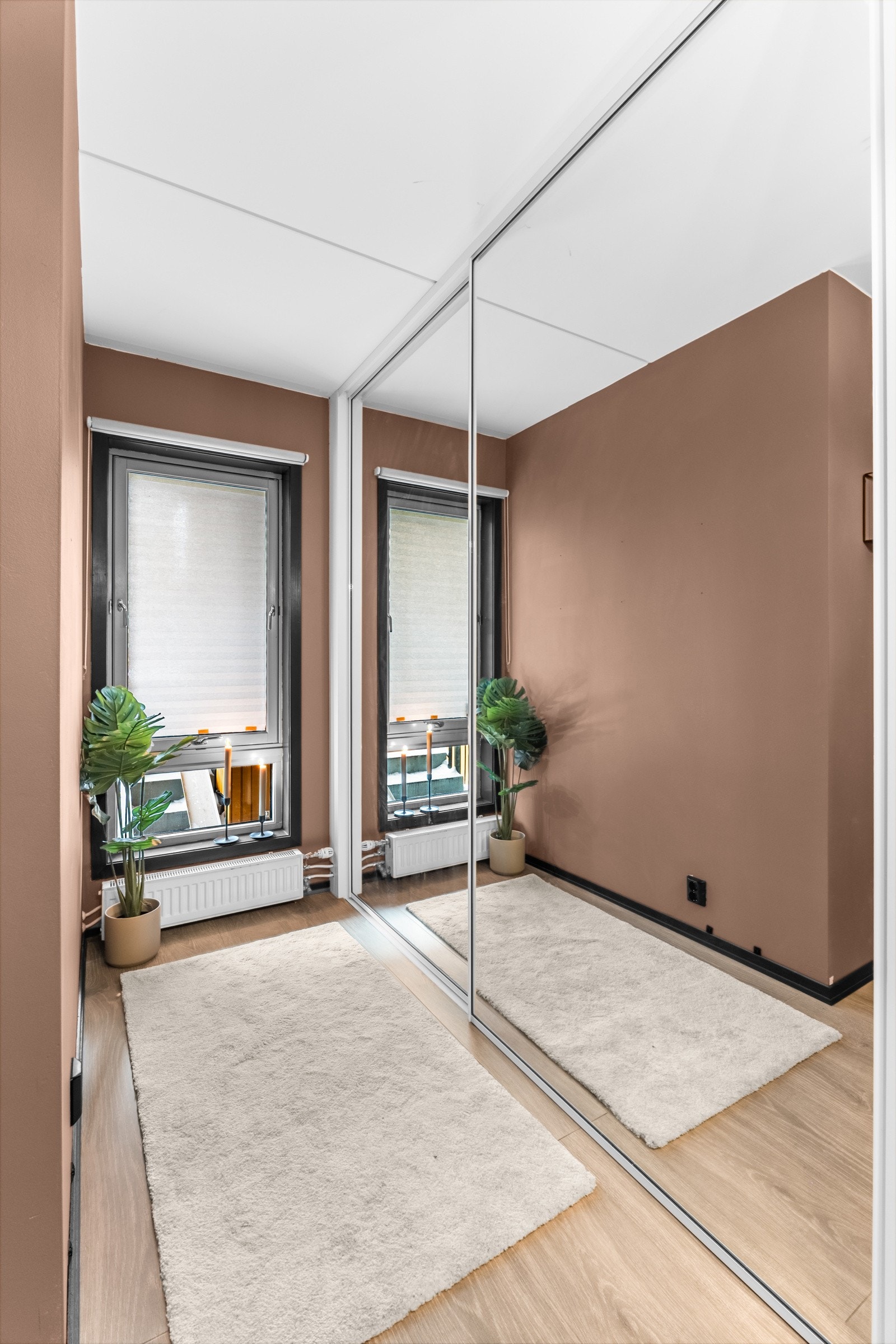 Bred skyvedørsgarderobe med god oppbevaringsplass for to personer. Galleribilde