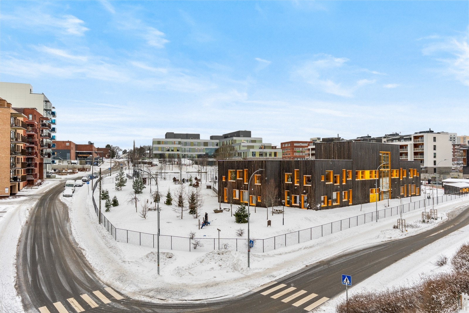 Himmelretningen og høyden gir svært gode solforhold, og en åpen utsikt. Galleribilde