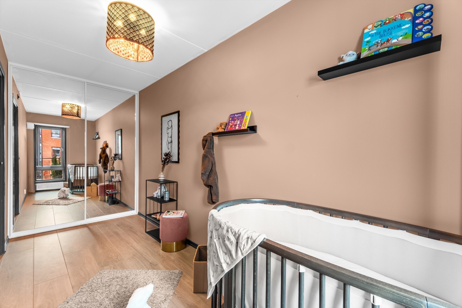 Soverom 2 er tilgjengelig via stuen, som er praktisk for et eventuelt barnerom. Galleribilde