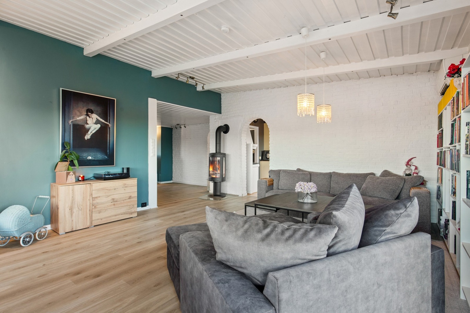 Fra spisestue har man tilkomst til tv-stue Galleribilde