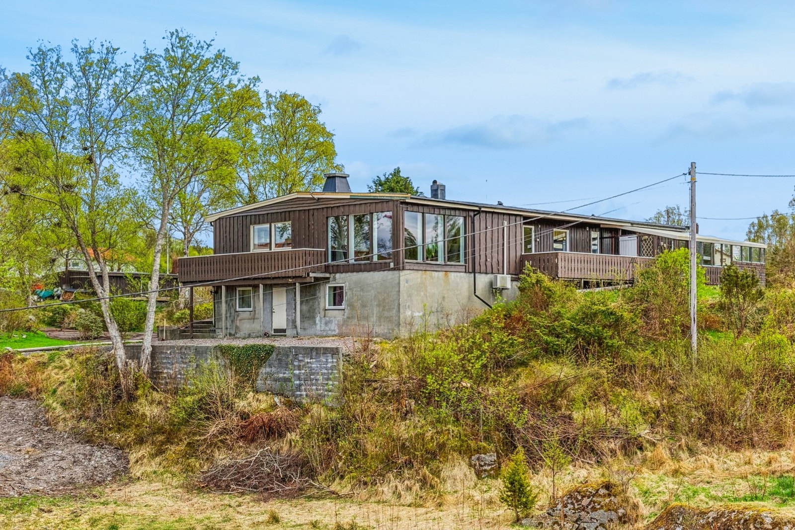 Meget innholdsrik enebolig over 2 plan med garasje og flott tomt Galleribilde